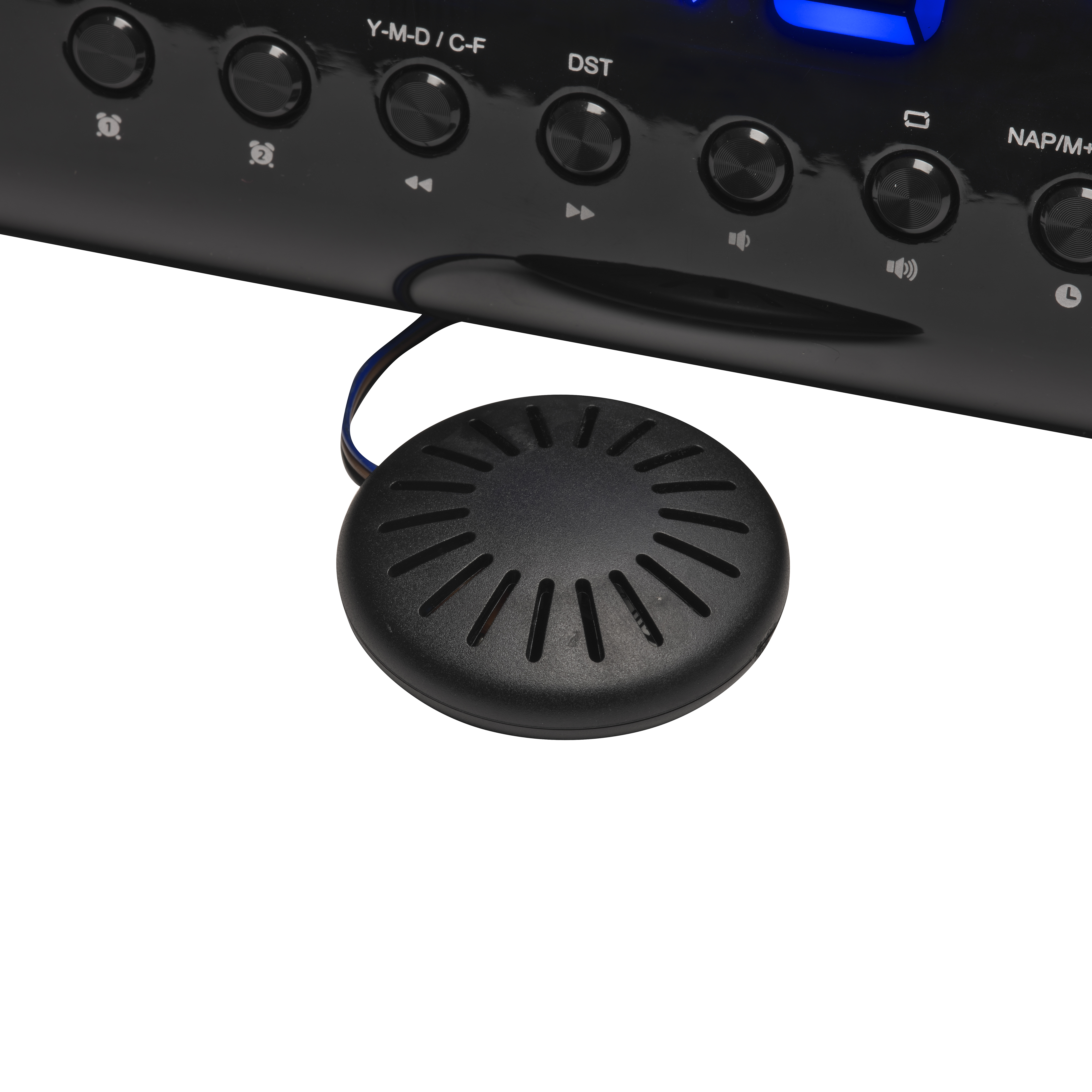 Primer plano de un dispositivo electrónico negro con botones y un altavoz pequeño y redondo.