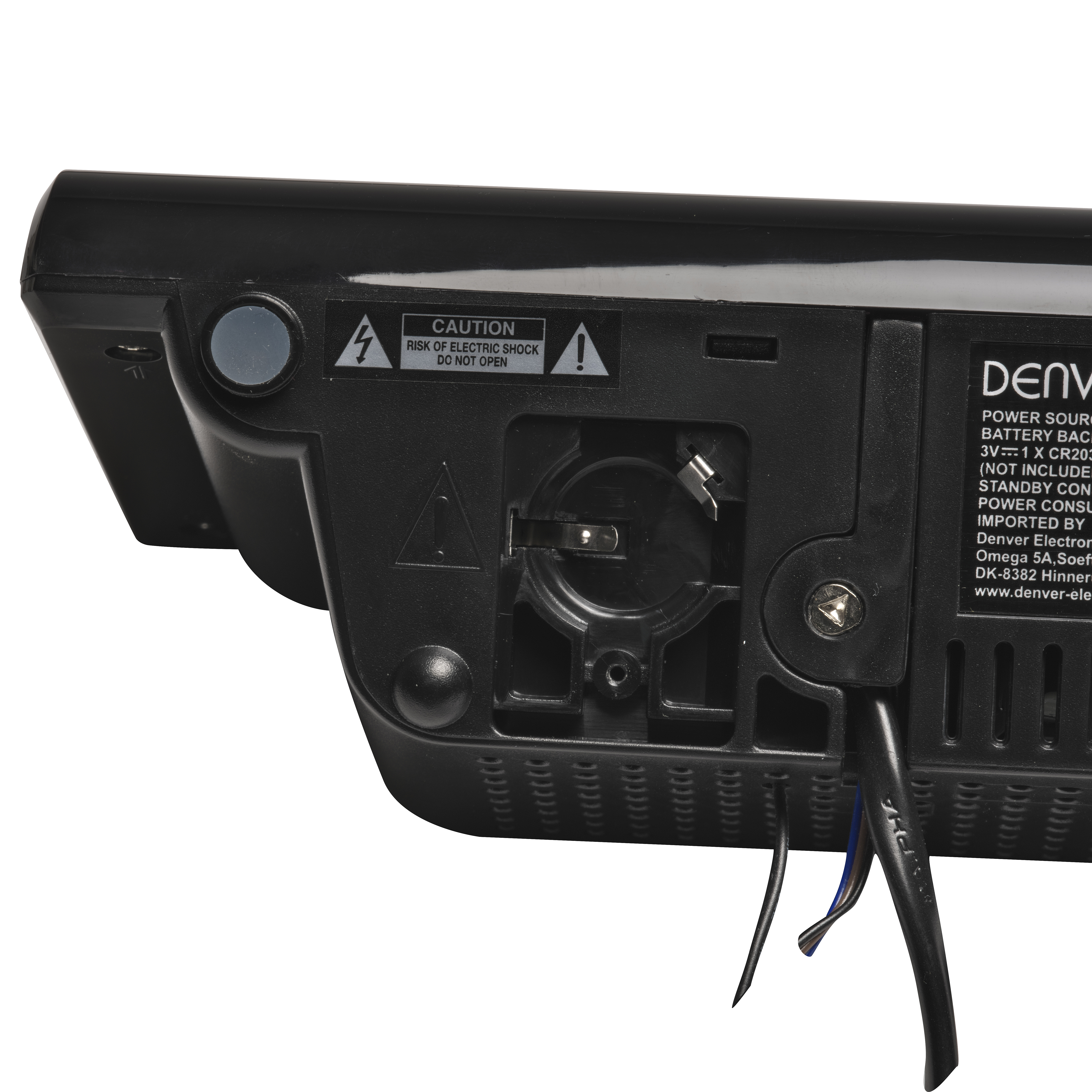 Parte trasera de un dispositivo electrónico negro con advertencias y un conector de alimentación. Cables visibles.