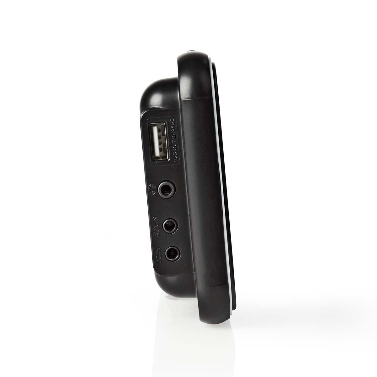 Seitenansicht eines schwarzen Lautsprechers mit USB- und Aux-Anschlüssen. Weißer Hintergrund.