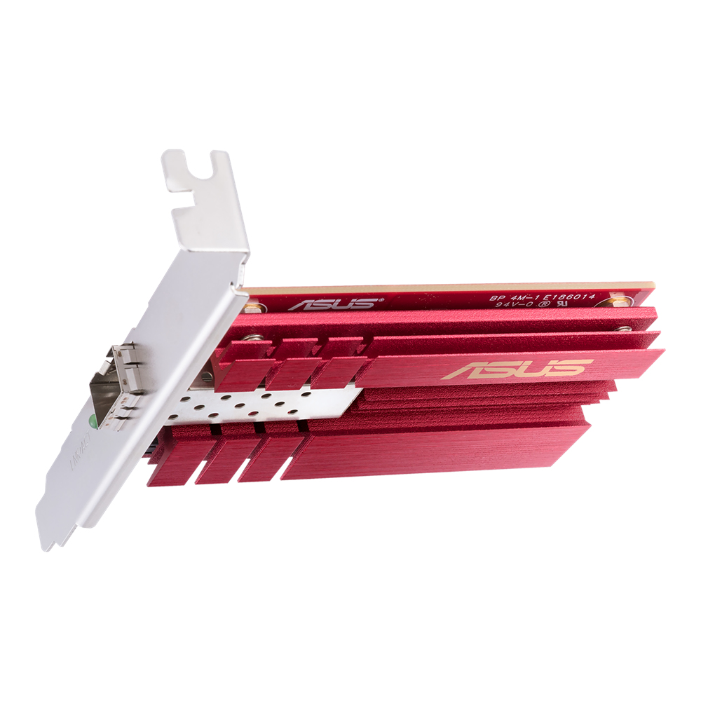 Una tarjeta ASUS con un soporte plateado y un disipador de calor rojo está en ángulo sobre un fondo blanco.
