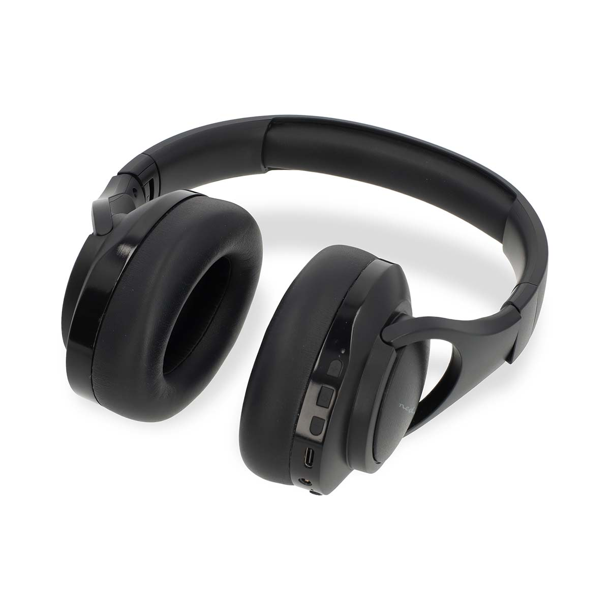Zwarte over-ear koptelefoon op een witte achtergrond. Oorschelpen en hoofdband zichtbaar.