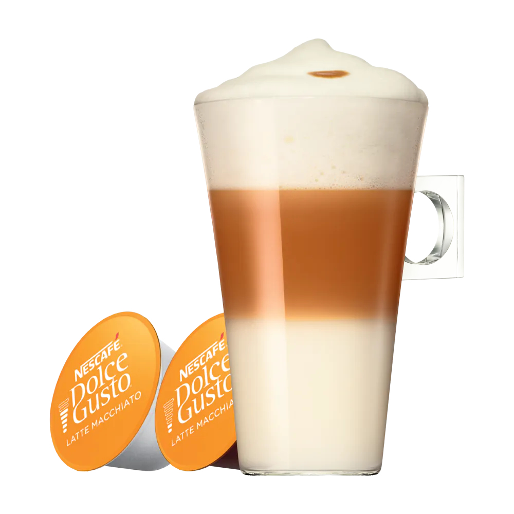 Un latte macchiato in un bicchiere con due capsule Nescafé Dolce Gusto accanto.