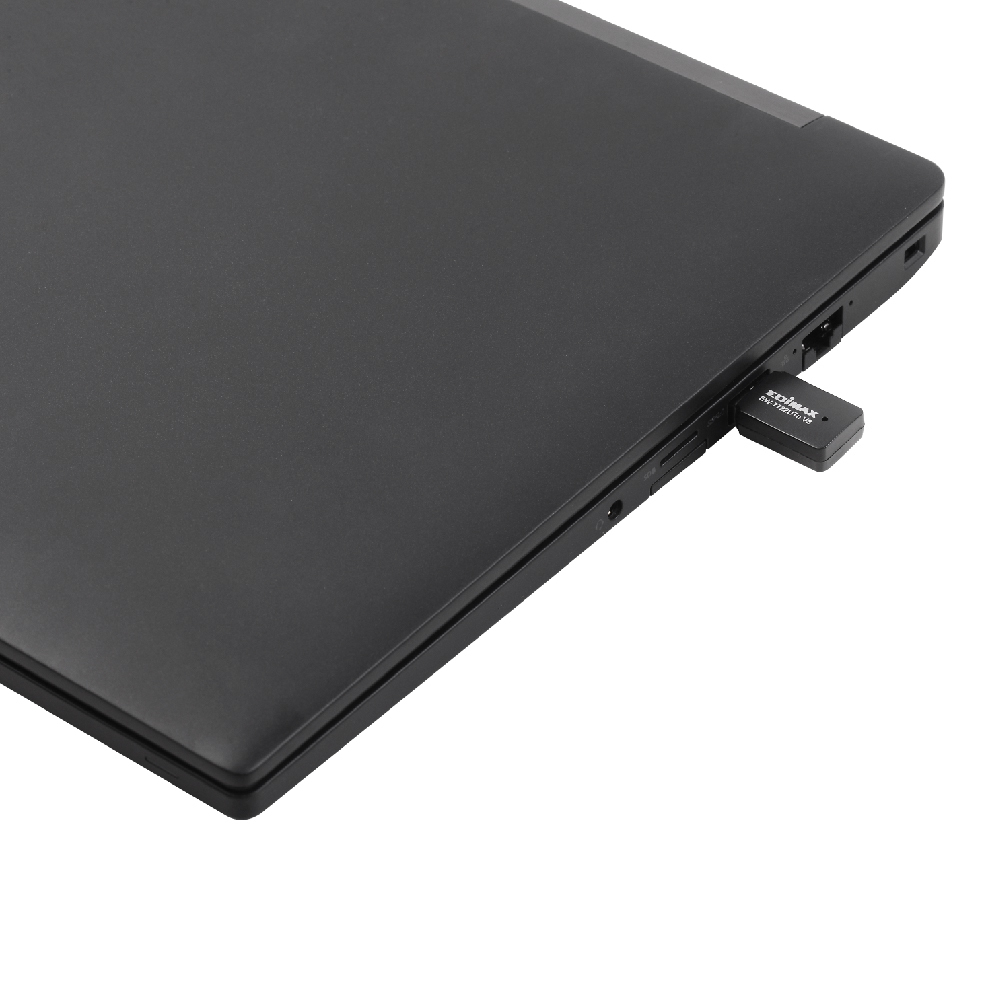 Laptop nero con un dongle USB collegato al lato.