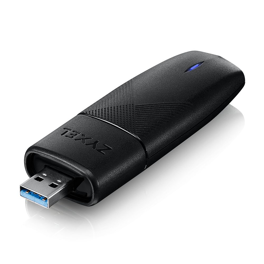 Un adattatore wifi USB nero con una luce blu, isolato su sfondo bianco.
