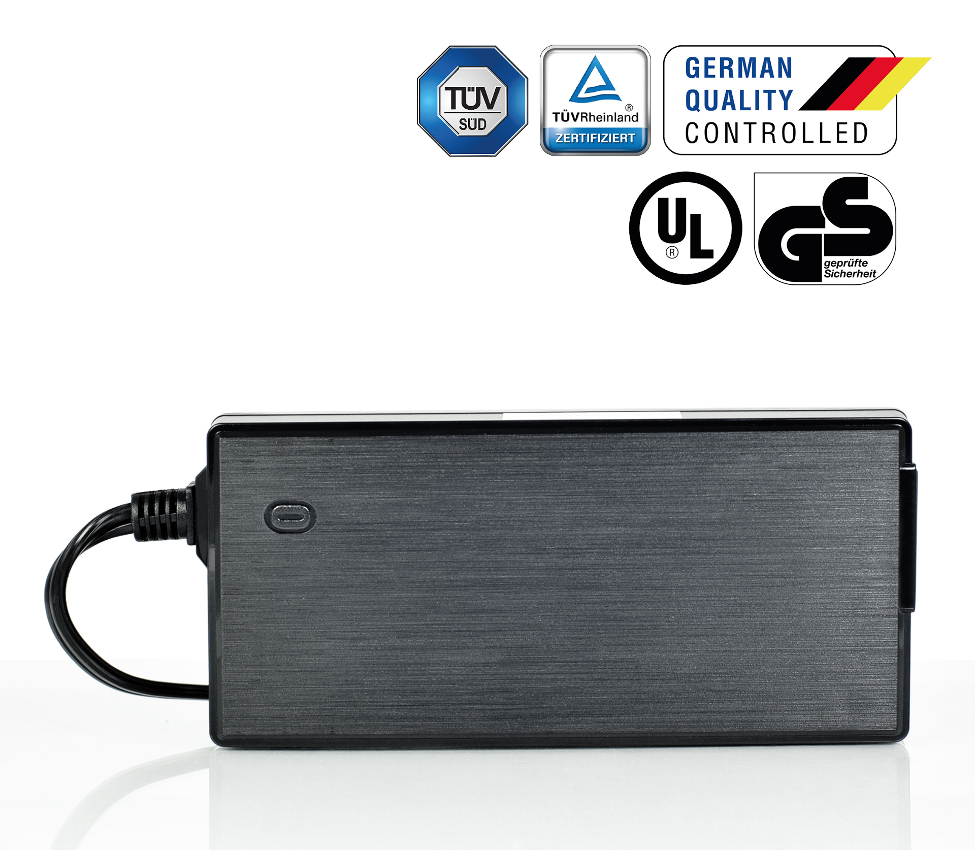 Schwarzes Netzteil mit Logos und einem schwarzen Kabel. Der Adapter befindet sich auf weißem Hintergrund.