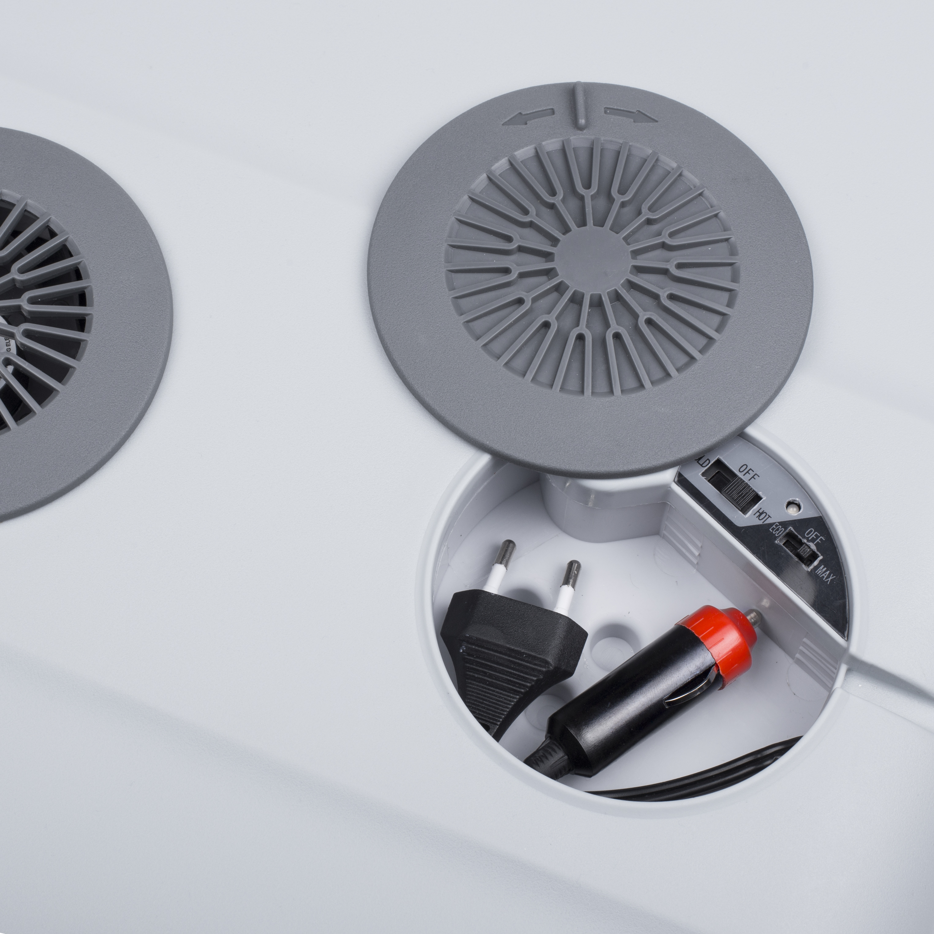 Primo piano dell'interno di un frigorifero con spine e pannello di controllo.