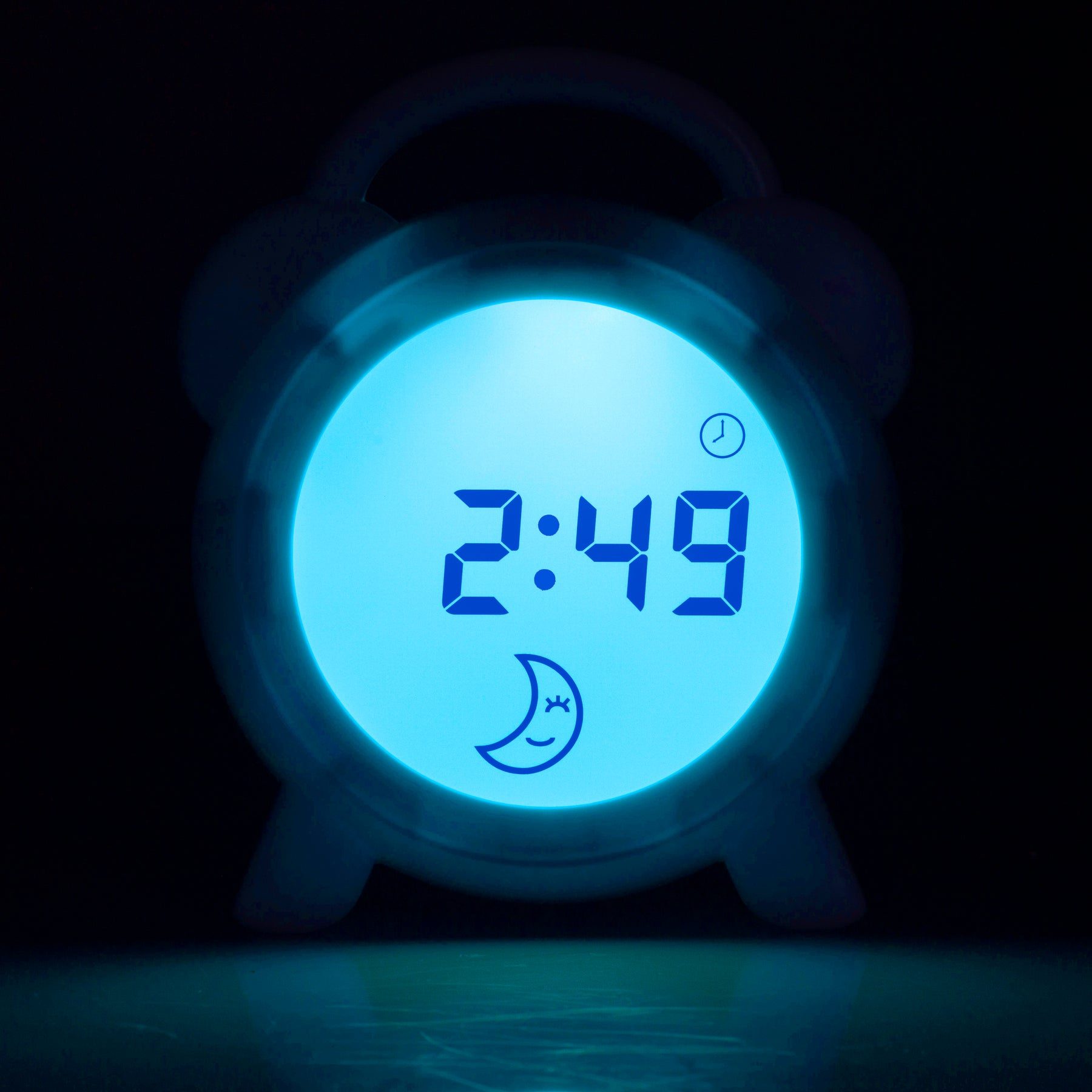Ein Wecker mit blauem Digitaldisplay, das 2:49 anzeigt. Es hat ein Mondsymbol.