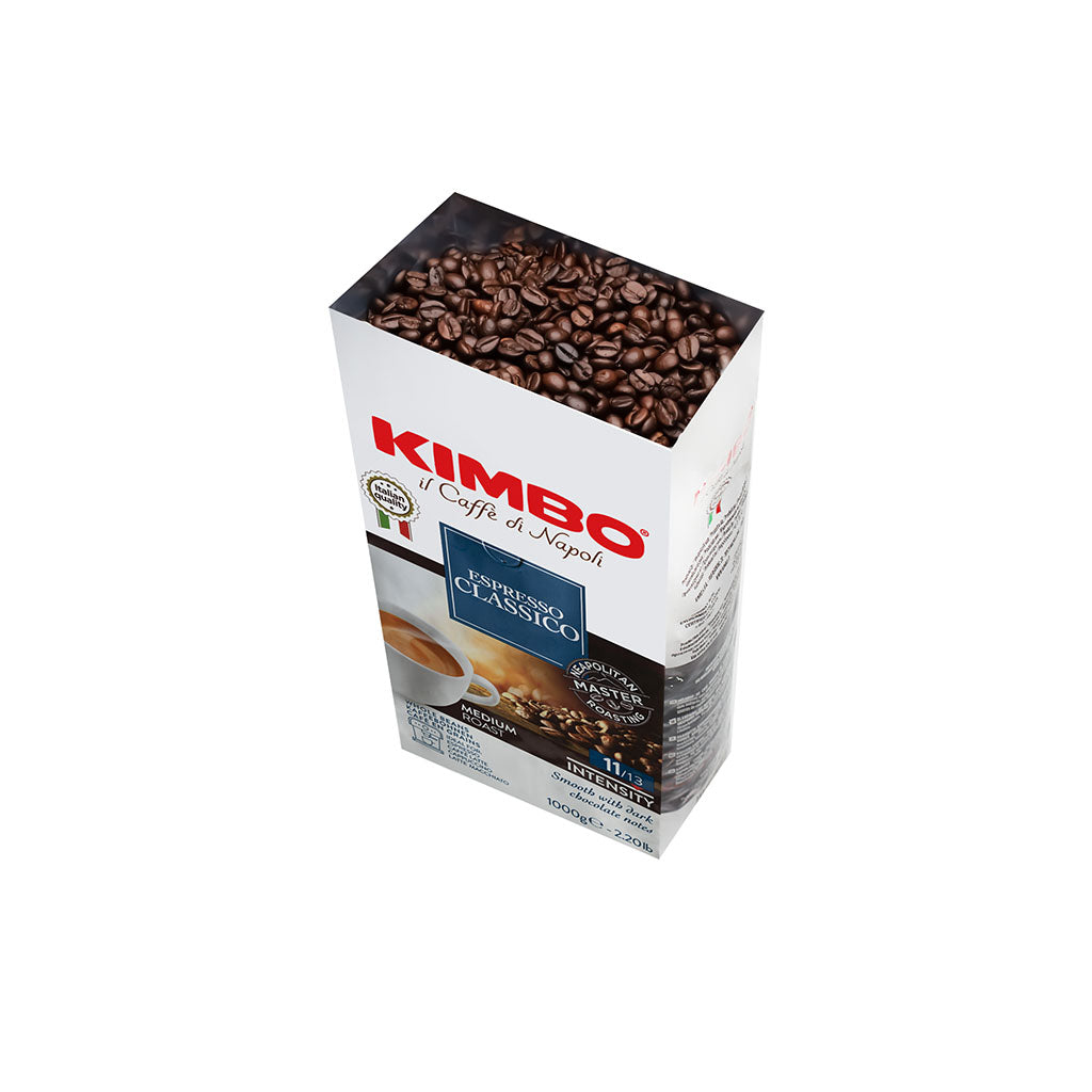 Caja de granos de café Kimbo Espresso Classico. La caja es blanca con texto rojo y dorado. Los granos de café son visibles.