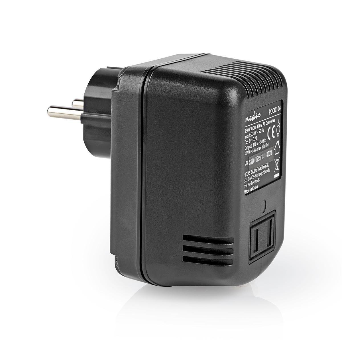 Czarny adapter podróżny z wtyczką i gniazdami. Jest to konwerter z 110V na 230V.