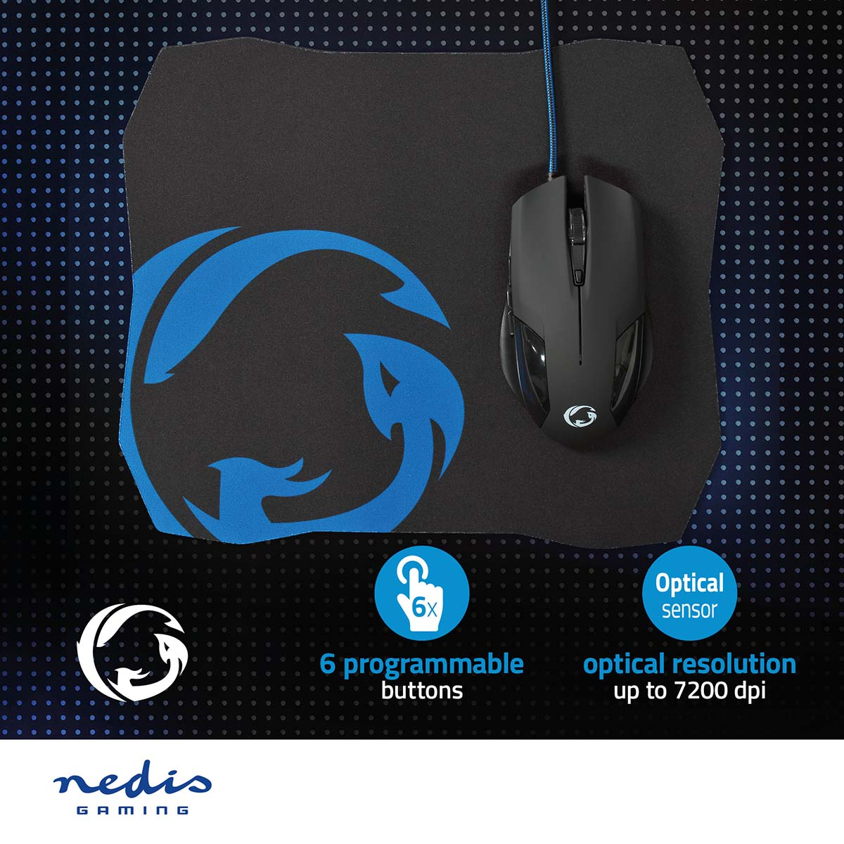 Un mouse da gioco nero su un tappetino per mouse con logo e testo blu, e con pulsanti.