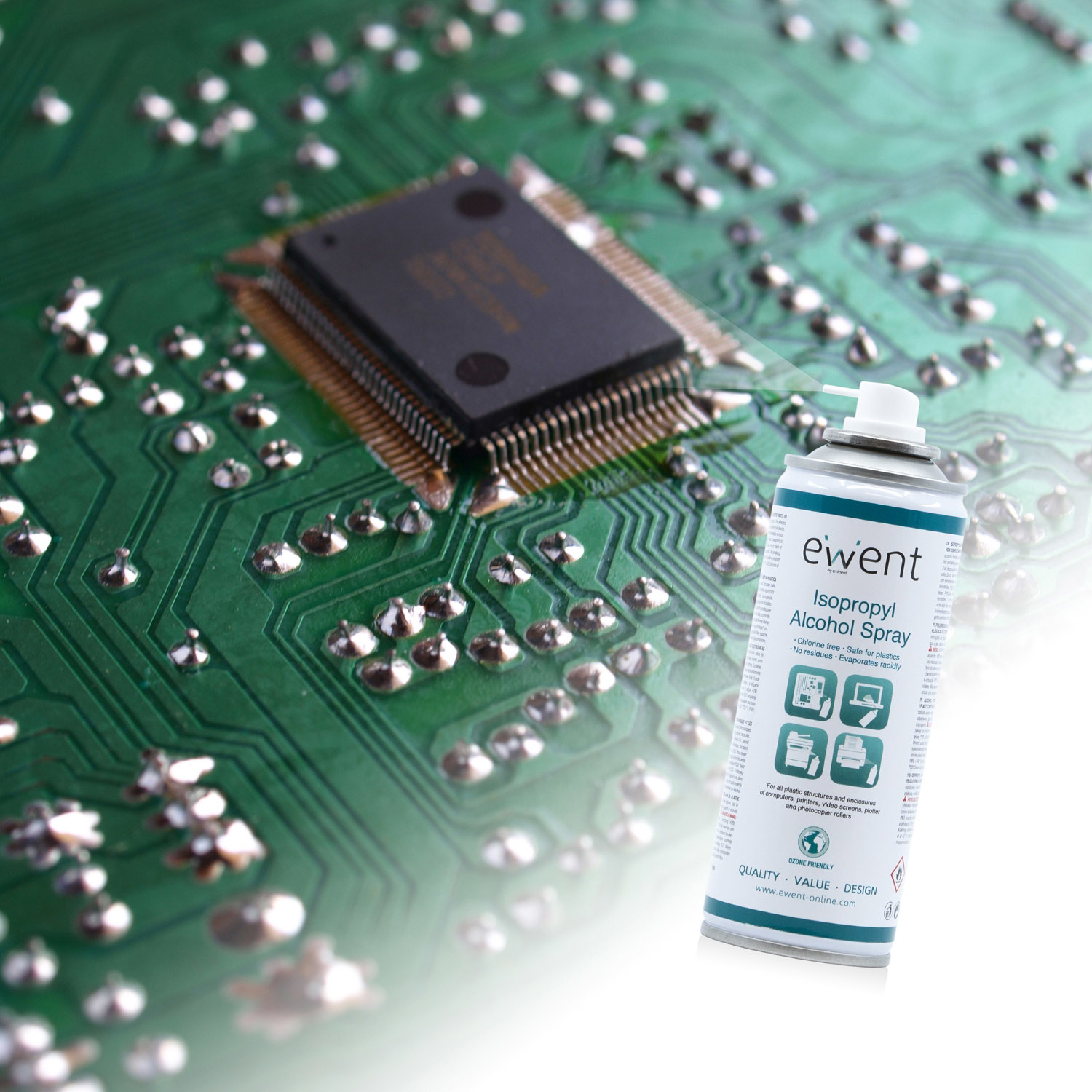 Zbliżenie zielonej płytki drukowanej z puszką izopropylowego alkoholu w sprayu.