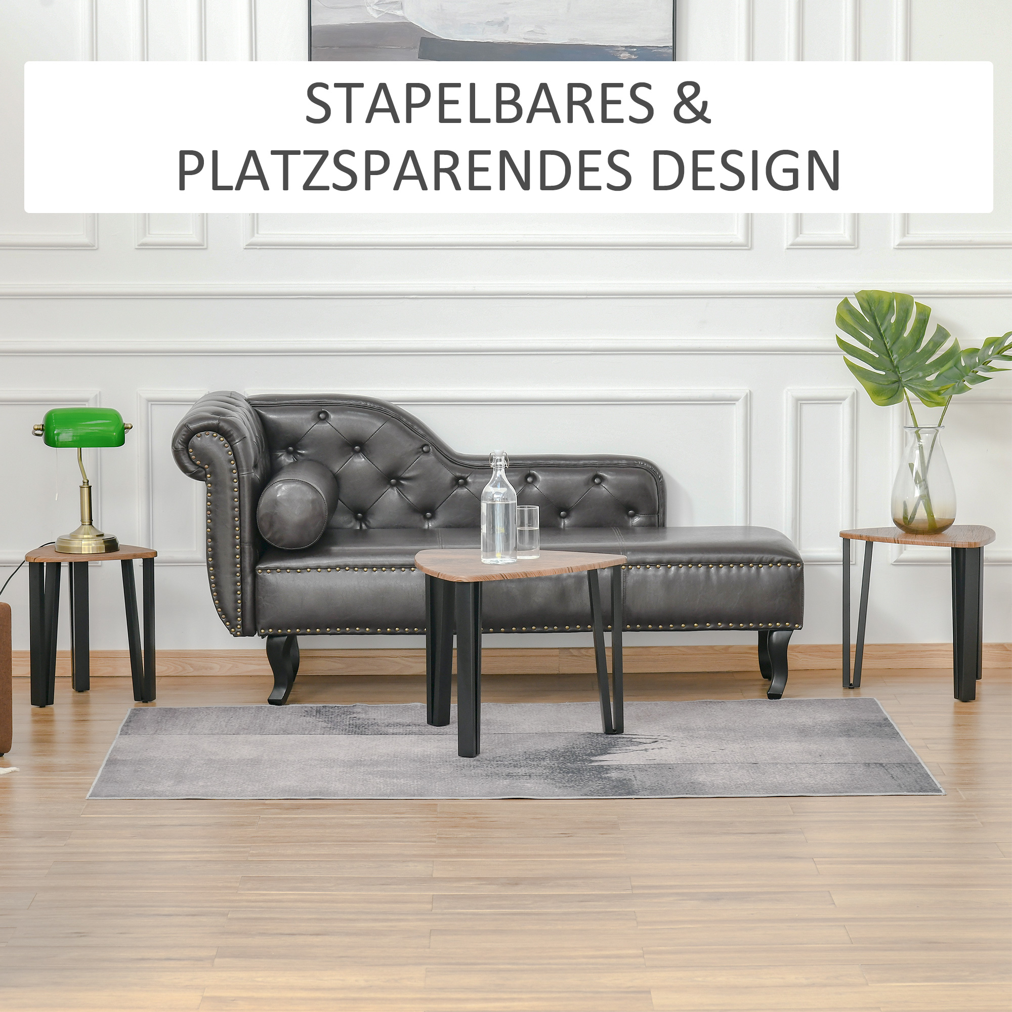 Eine Chaiselongue, zwei Tische, ein Teppich und eine grüne Lampe in einem Raum.