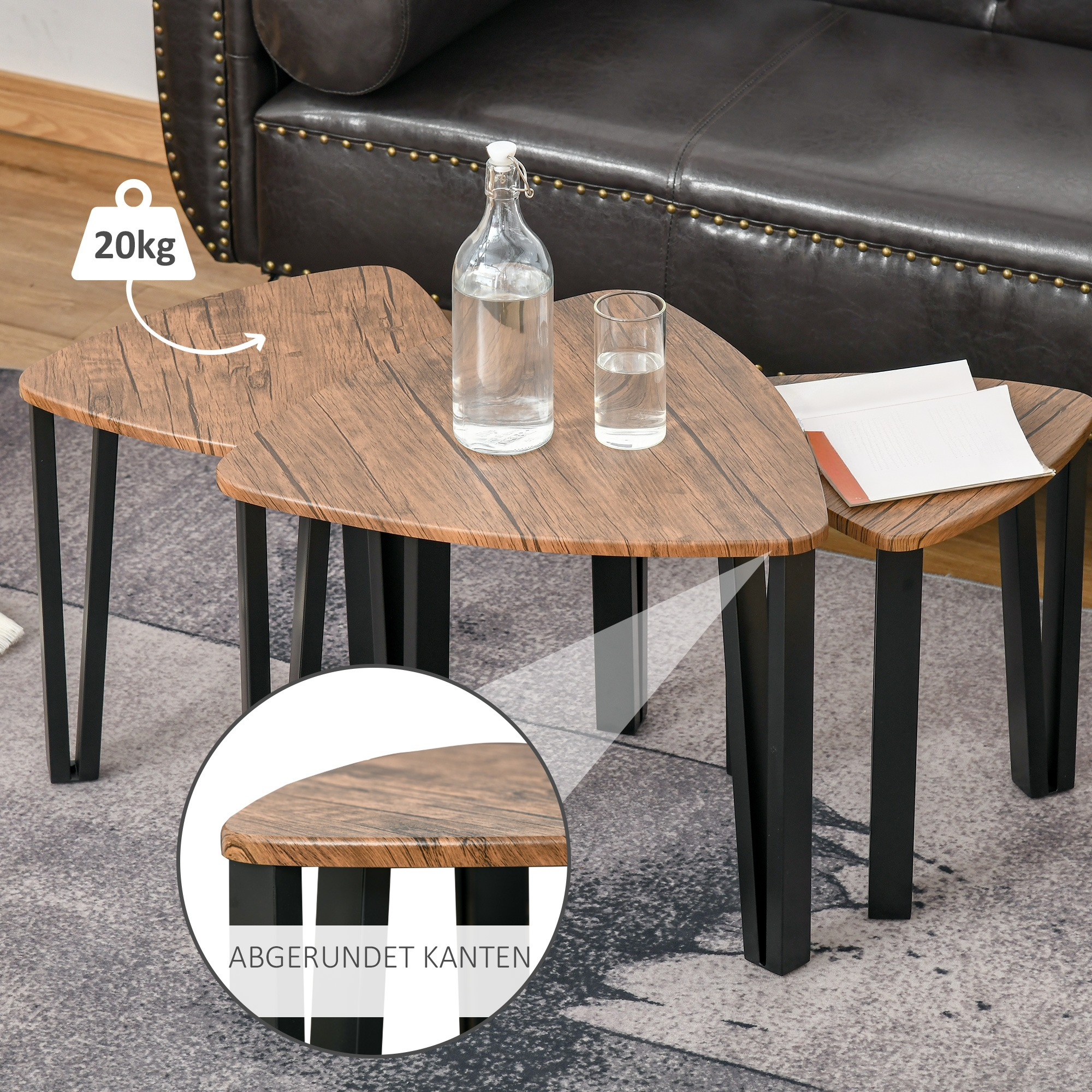 Drei hölzerne Beistelltische mit schwarzen Beinen. Einer hat eine Glasflasche und ein Glas.