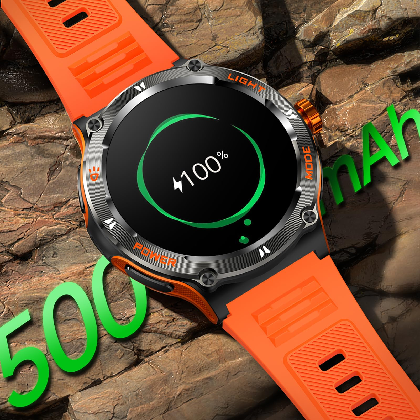 Smartwatch mit orangefarbenem Armband. Der Bildschirm zeigt 100% Ladung an. Eine grüne 500mAh Grafik im Hintergrund.
