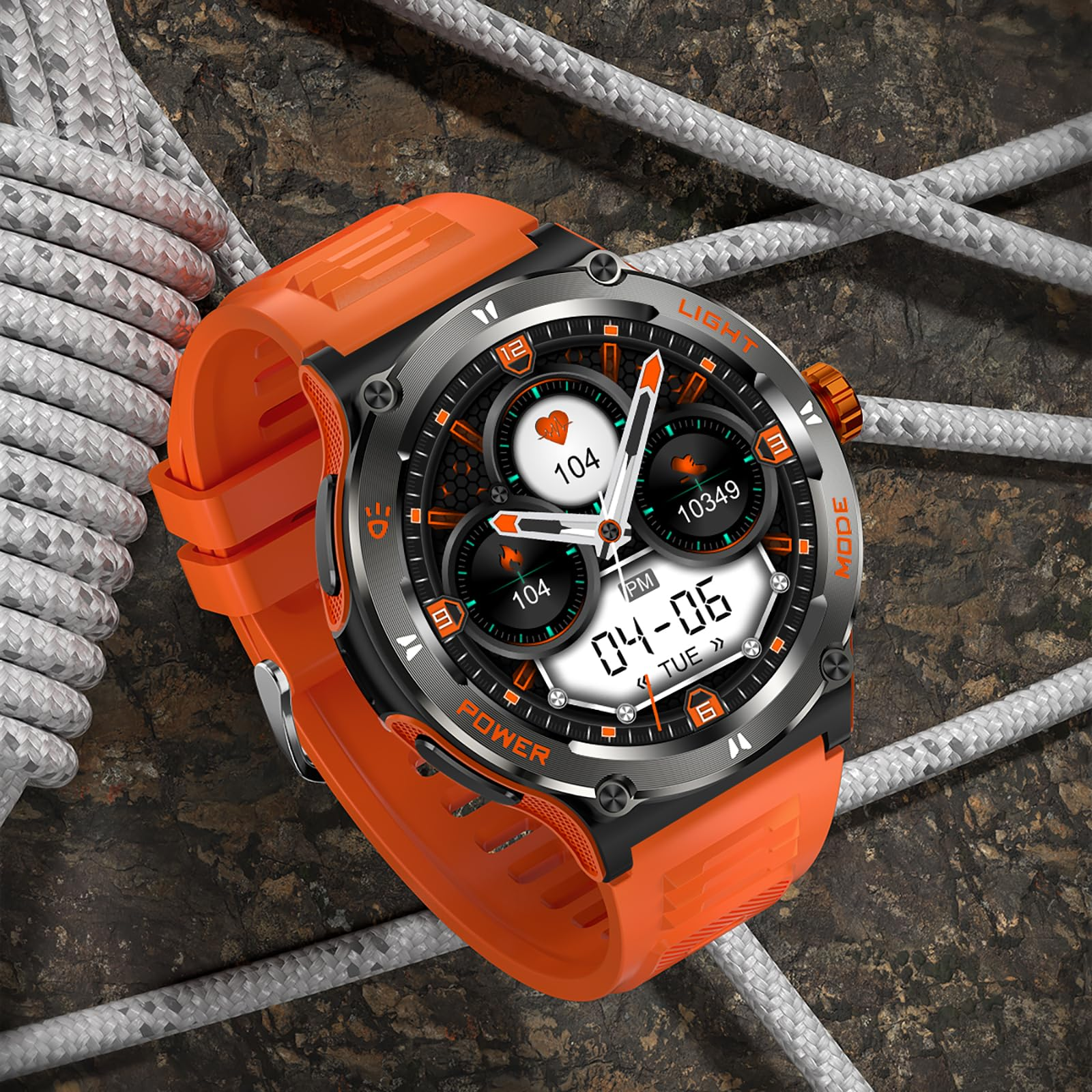 Eine orangefarbene Smartwatch mit schwarzem Zifferblatt, die die Uhrzeit und andere Gesundheitsmetriken anzeigt. Sie hat ein robustes Design.