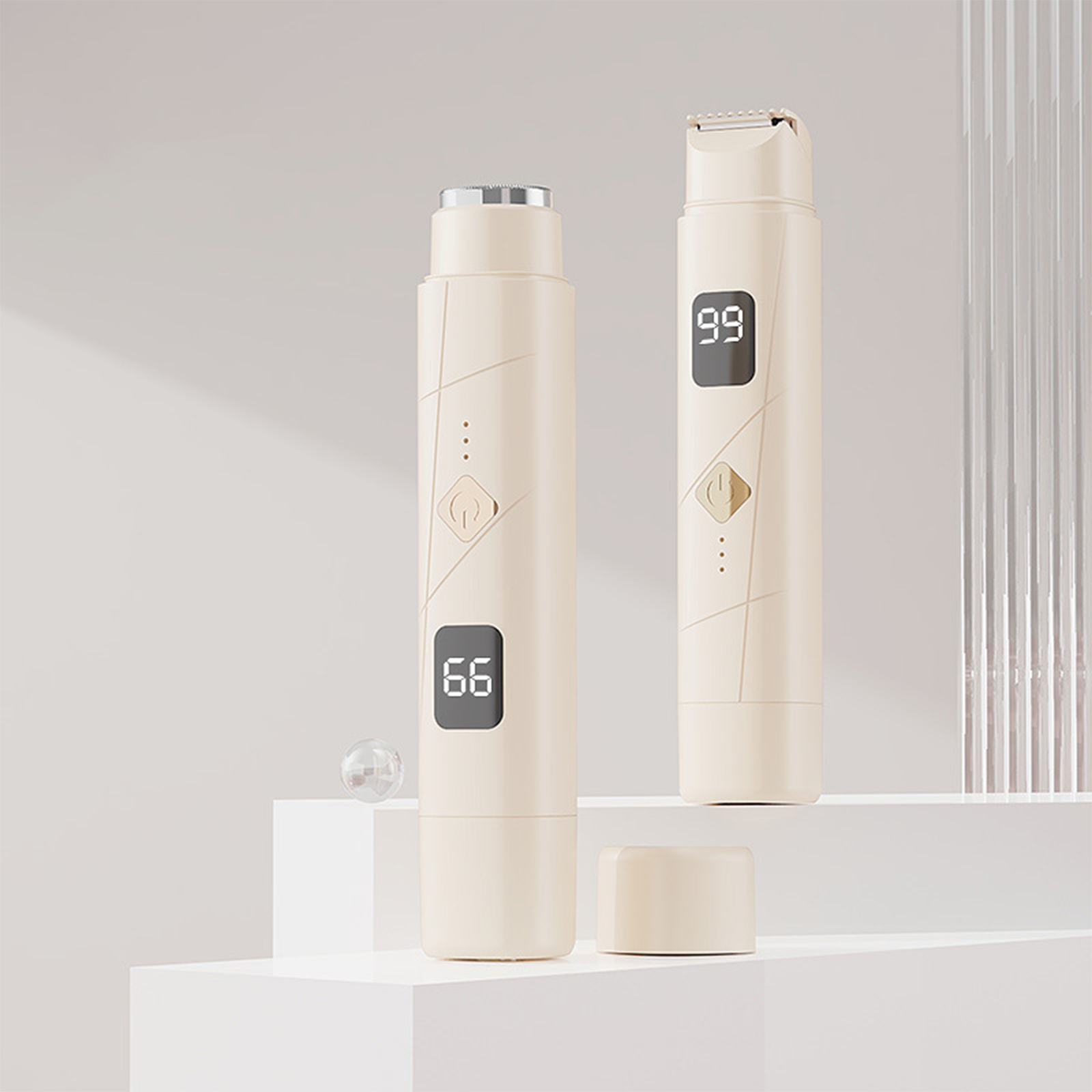 Zwei elektrische Haarschneider auf weißer Oberfläche. Beige mit Digitalanzeigen. Einer ohne Kappe.