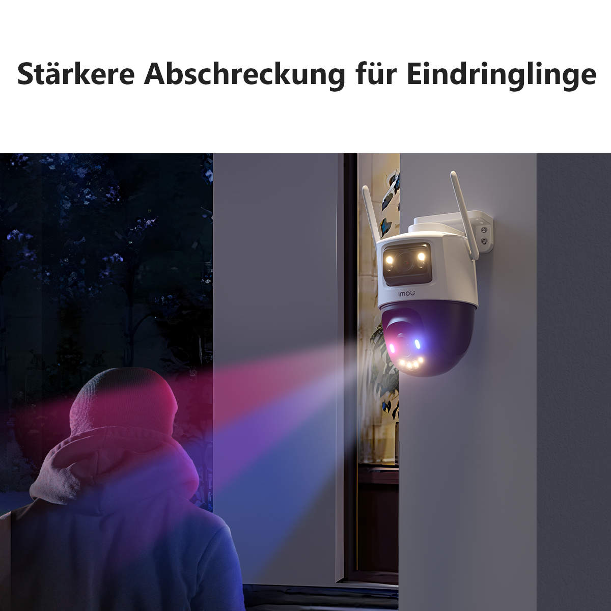 Eine Überwachungskamera an einer Wand montiert. Sie strahlt rote und blaue Lichter auf eine Person im Dunkeln aus.