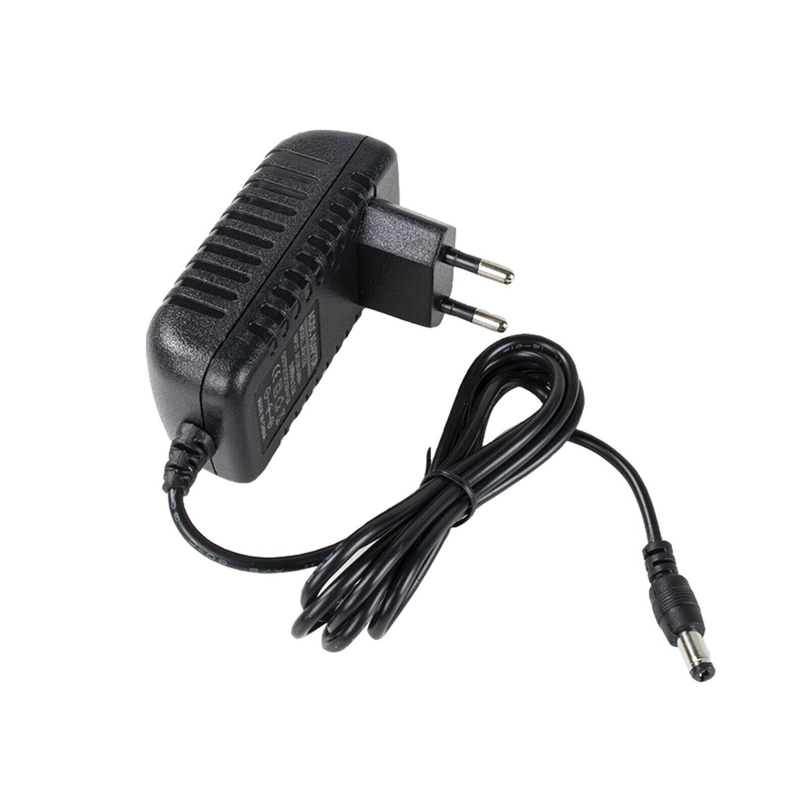 Ein schwarzes Netzteil mit einem zweipoligen Stecker und einem schwarzen Kabel auf weißem Hintergrund.
