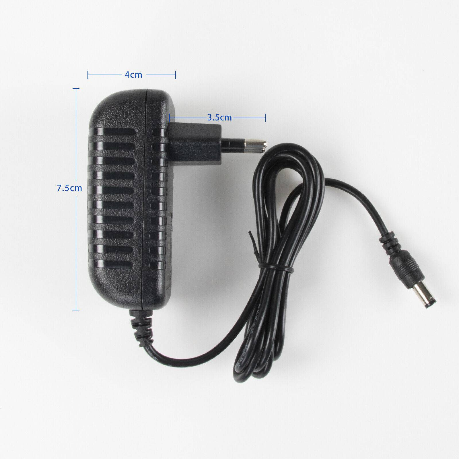 Schwarzer AC-Adapter mit Stecker und Kabel, Maße auf weißer Oberfläche.