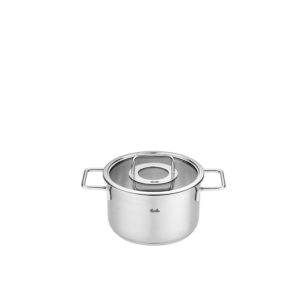 Una pentola in acciaio inox con coperchio in vetro e due manici, su sfondo bianco.