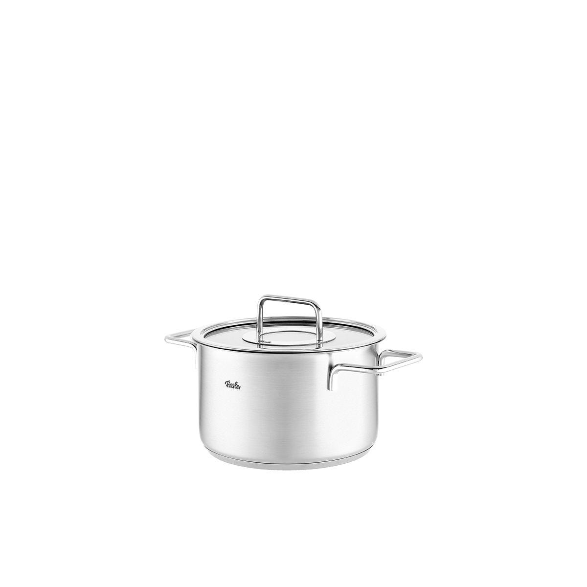 Una pentola in acciaio inox con coperchio e manico su sfondo bianco. La pentola ha manici laterali e un marchio.