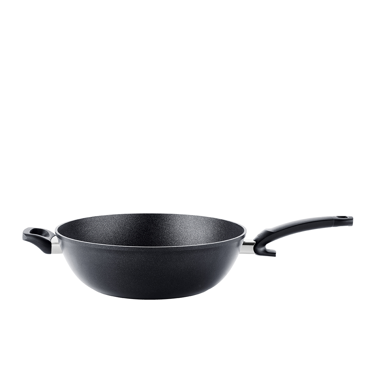 Una padella wok nera con un manico lungo e una piccola maniglia sull'altro lato. Lo sfondo è bianco.