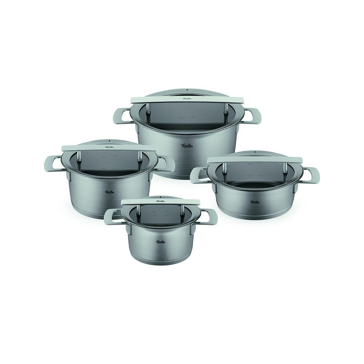 Quattro pentole Fissler in acciaio inox di diverse dimensioni con coperchi, manici e indicatori, su sfondo bianco.