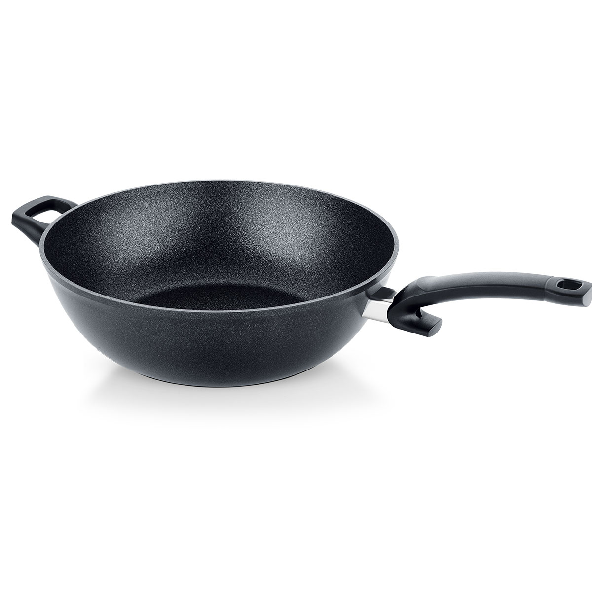 Una padella wok nera con due manici, uno lungo e uno piccolo, su sfondo bianco. La padella ha una superficie strutturata.