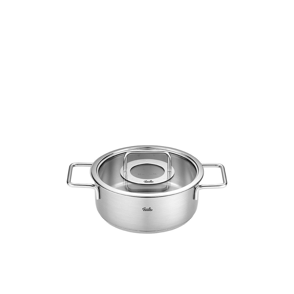 Pentola in acciaio inox con coperchio in vetro, su sfondo bianco. La pentola ha una finitura lucida.