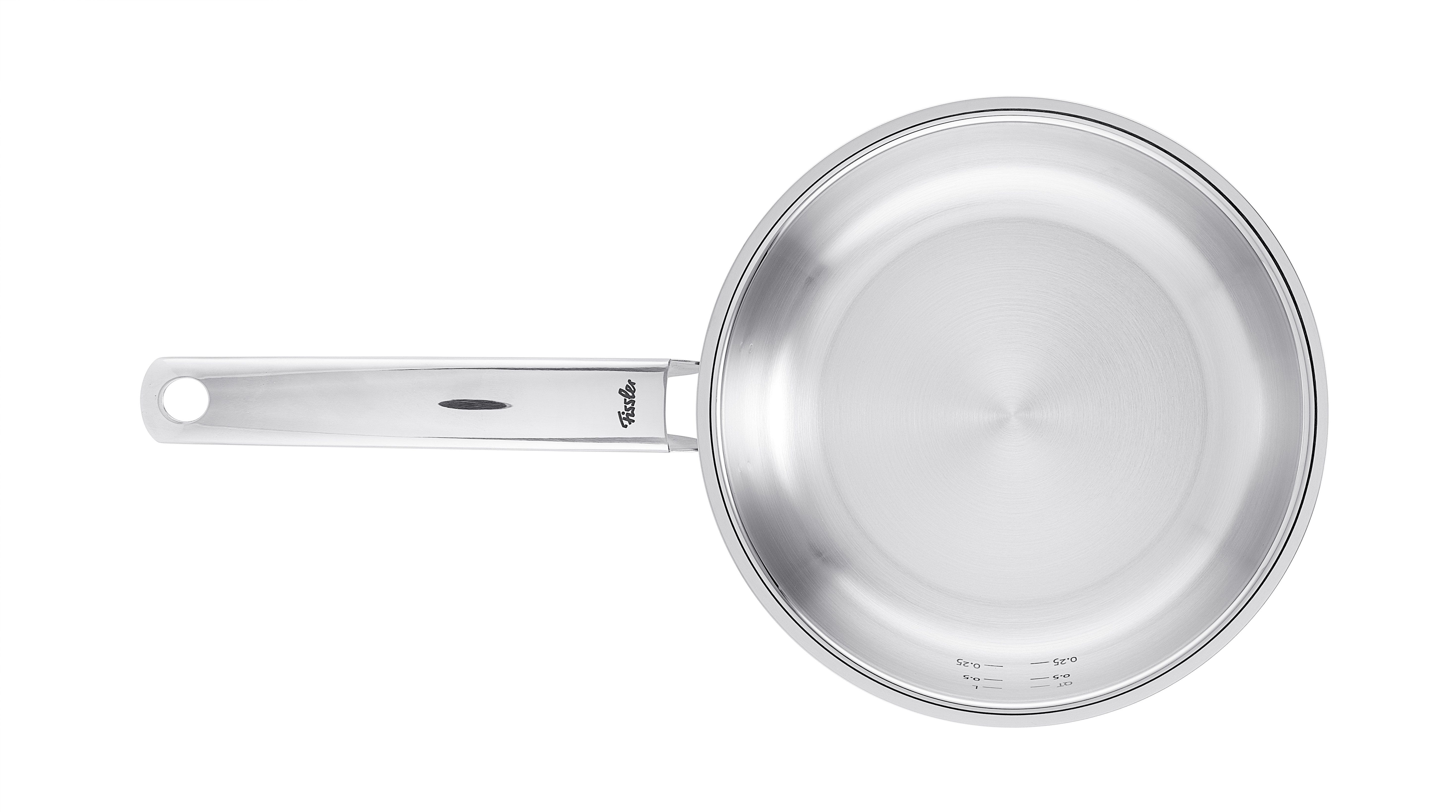 Una padella in acciaio inox con manico, su sfondo bianco. Ha contrassegni di capacità.