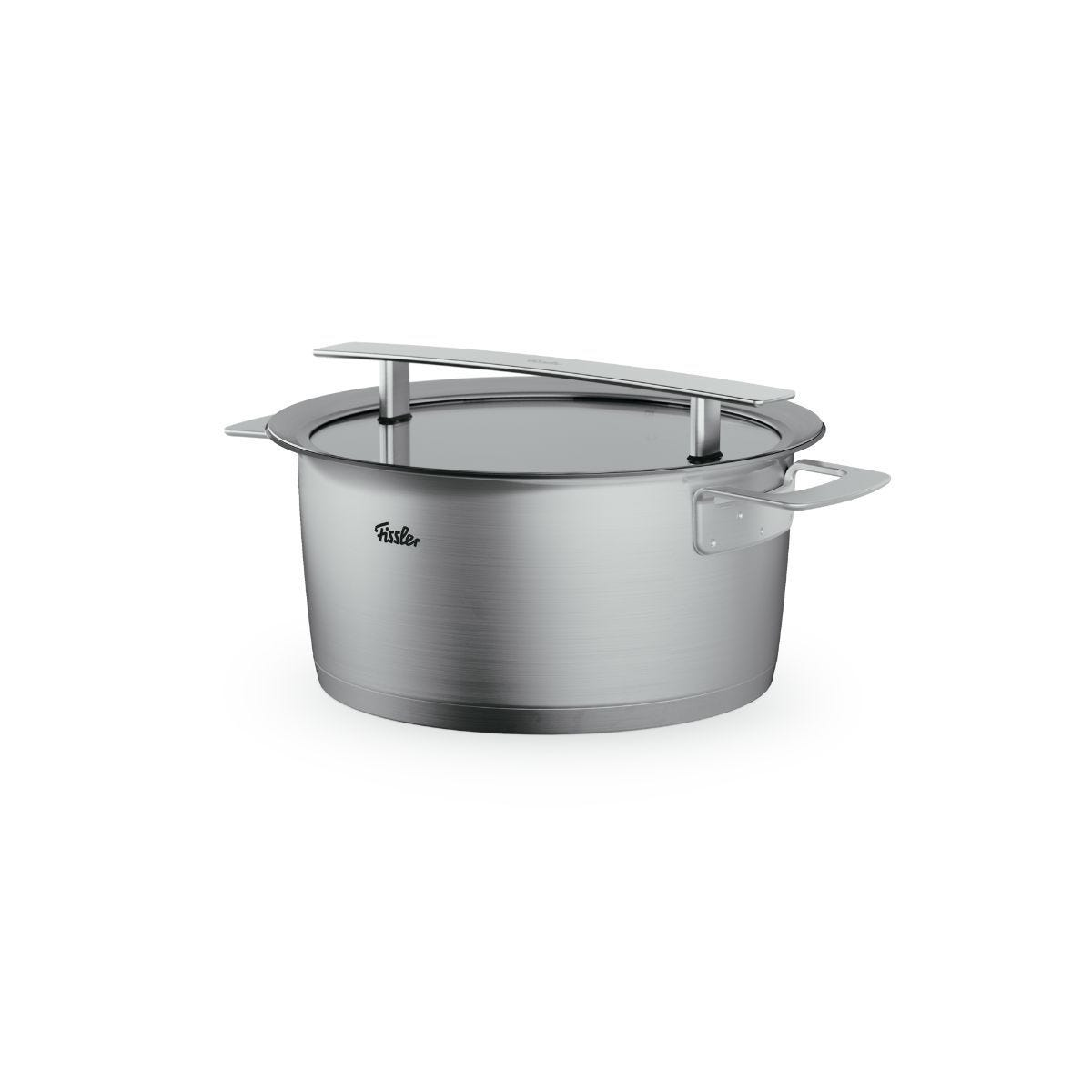 Pentola in acciaio inox con coperchio e manici. La pentola ha una finitura lucida. Lo sfondo è bianco.