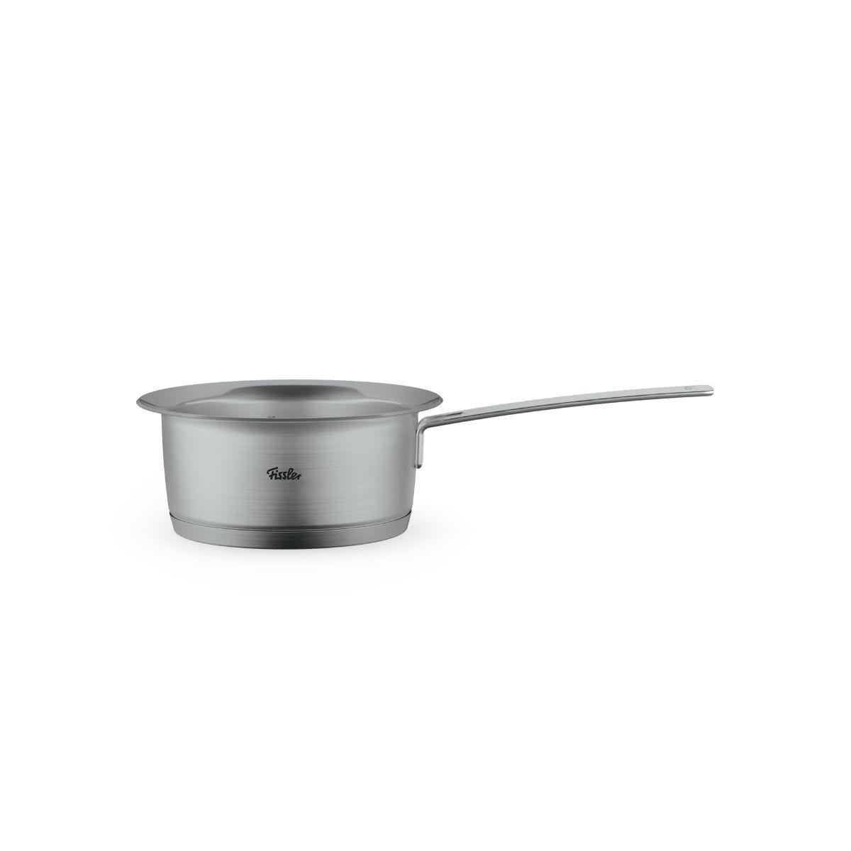 Pentola in acciaio inox con manico e coperchio su sfondo bianco. La pentola ha una finitura lucida.