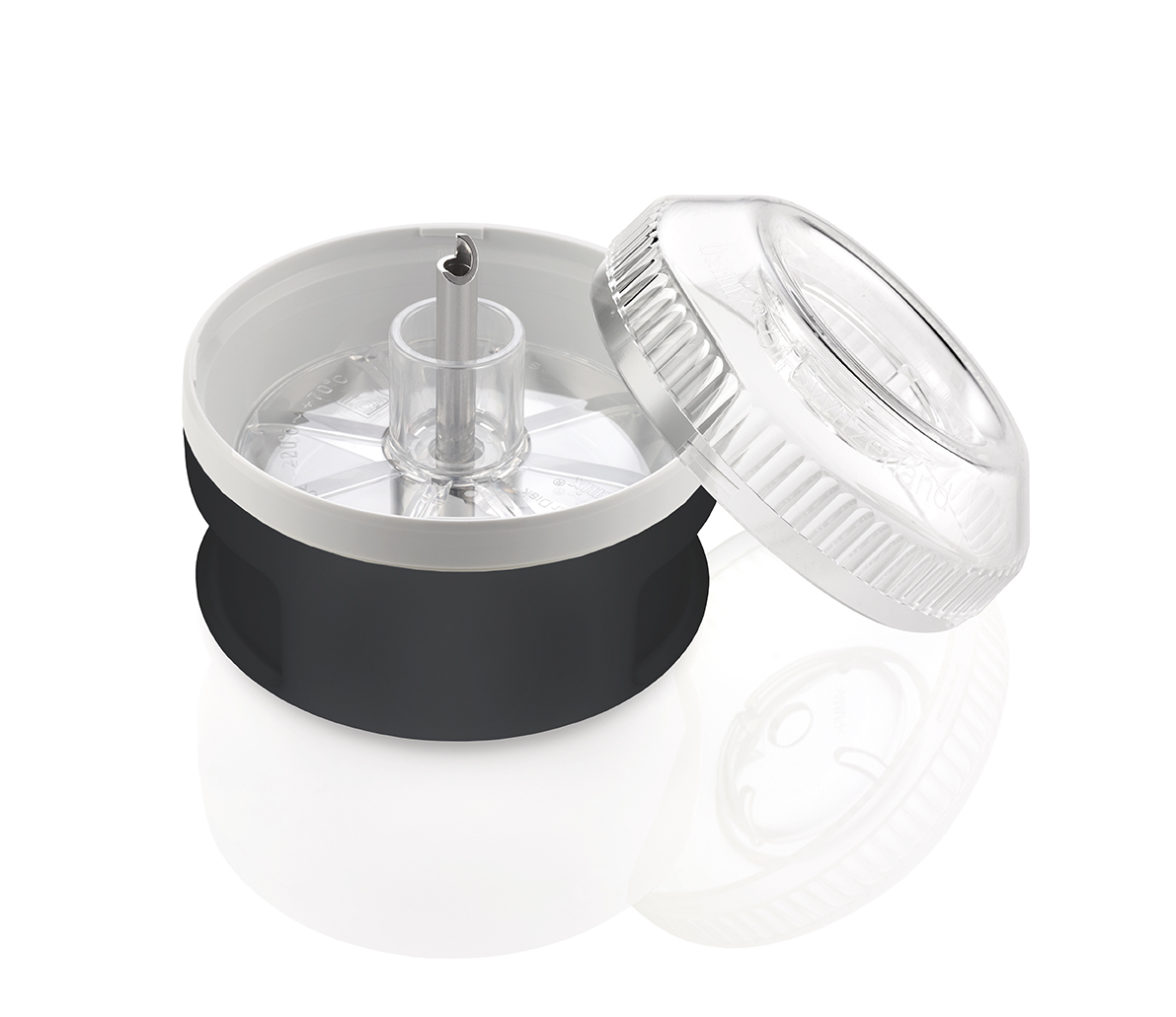 Ein weißes und schwarzes Küchenutensil mit einem transparenten Deckel auf weißem Hintergrund.