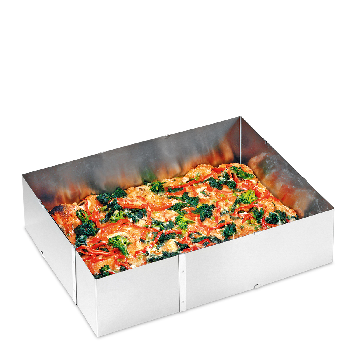 Une pizza rectangulaire avec des garnitures vertes et rouges dans un moule à pâtisserie en métal.