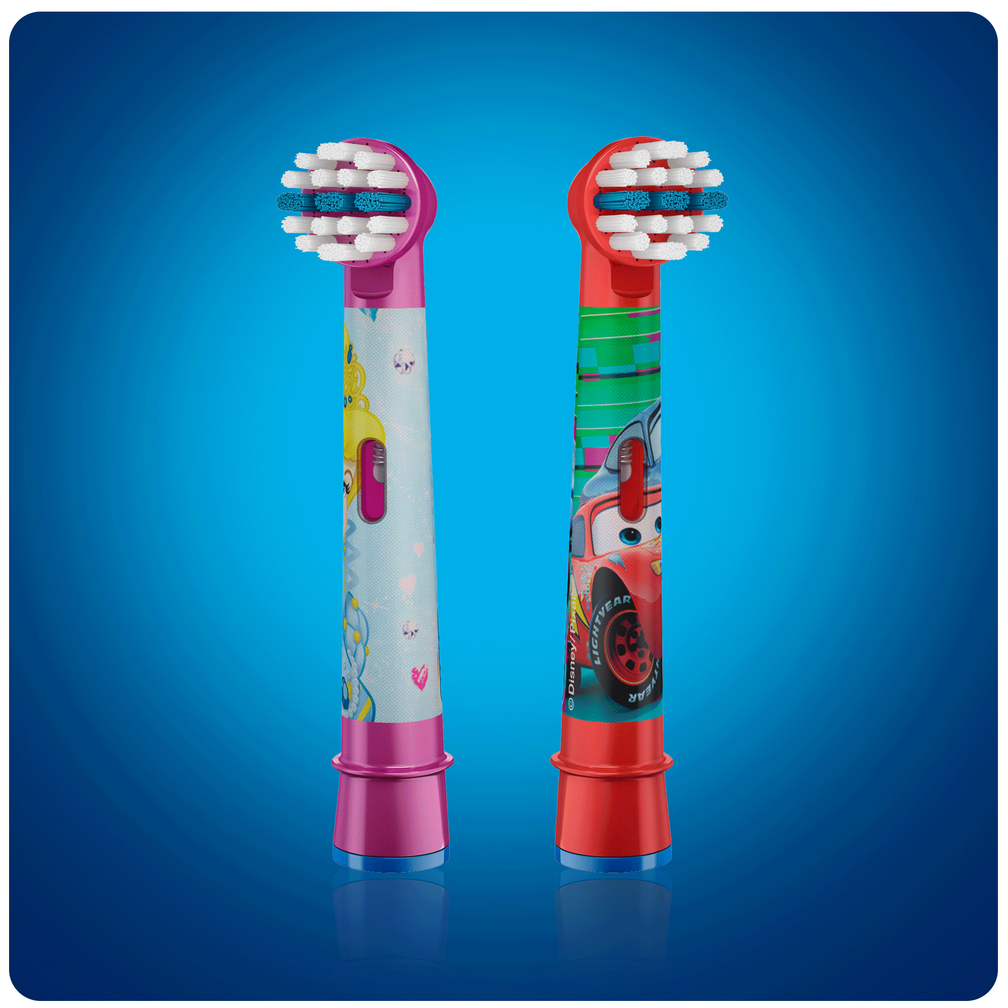 Zwei Zahnbürstenköpfe, rosa und rot, mit Disney-Figuren, auf blauem Hintergrund.