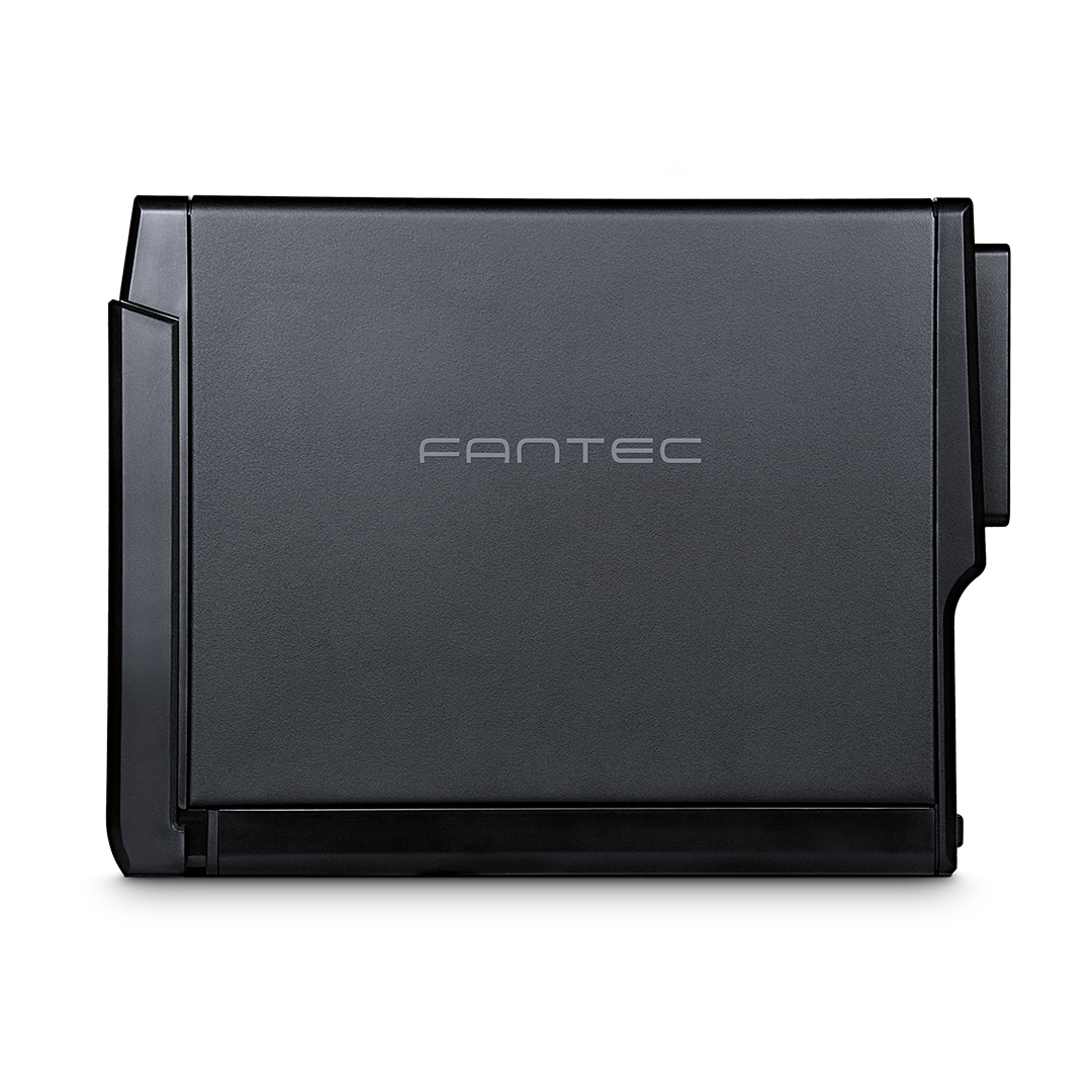 Ein schwarzes Fantec-Gehäuse für externe Festplatten mit dem Markennamen oben.