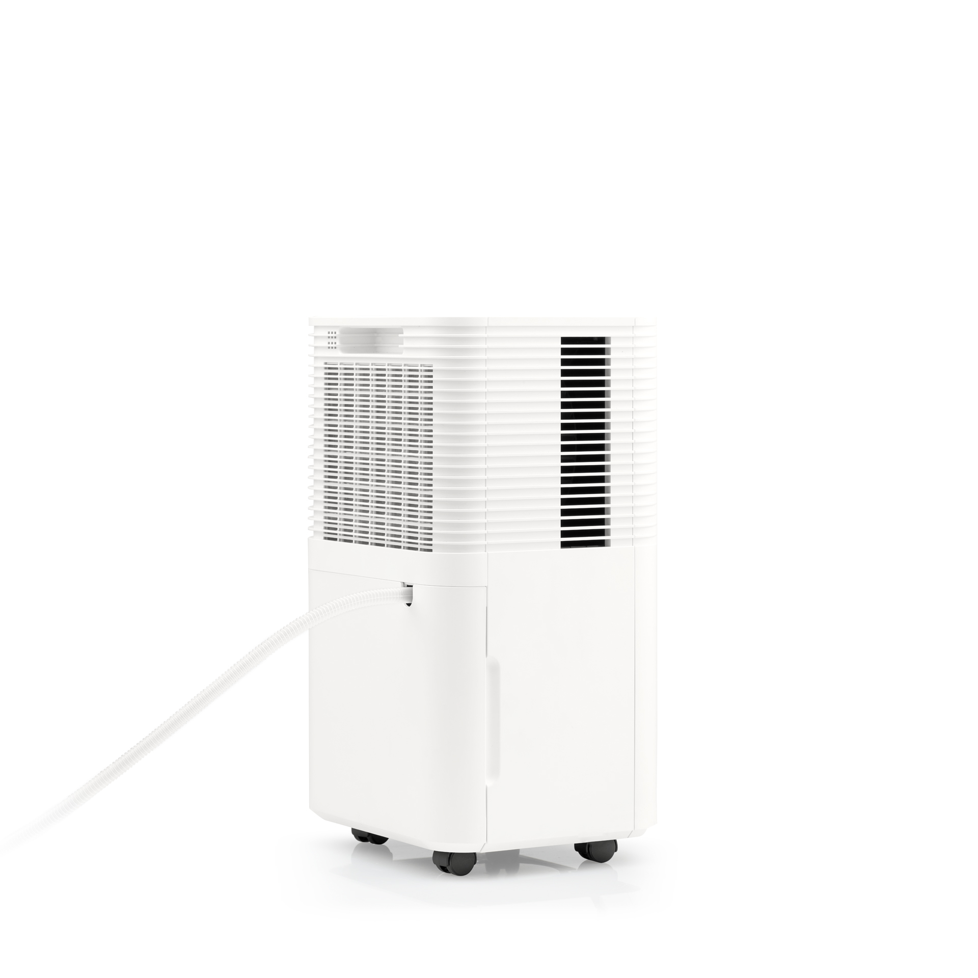 Biały osuszacz powietrza z wężem rozciągającym się w lewo. Jest na białym tle.