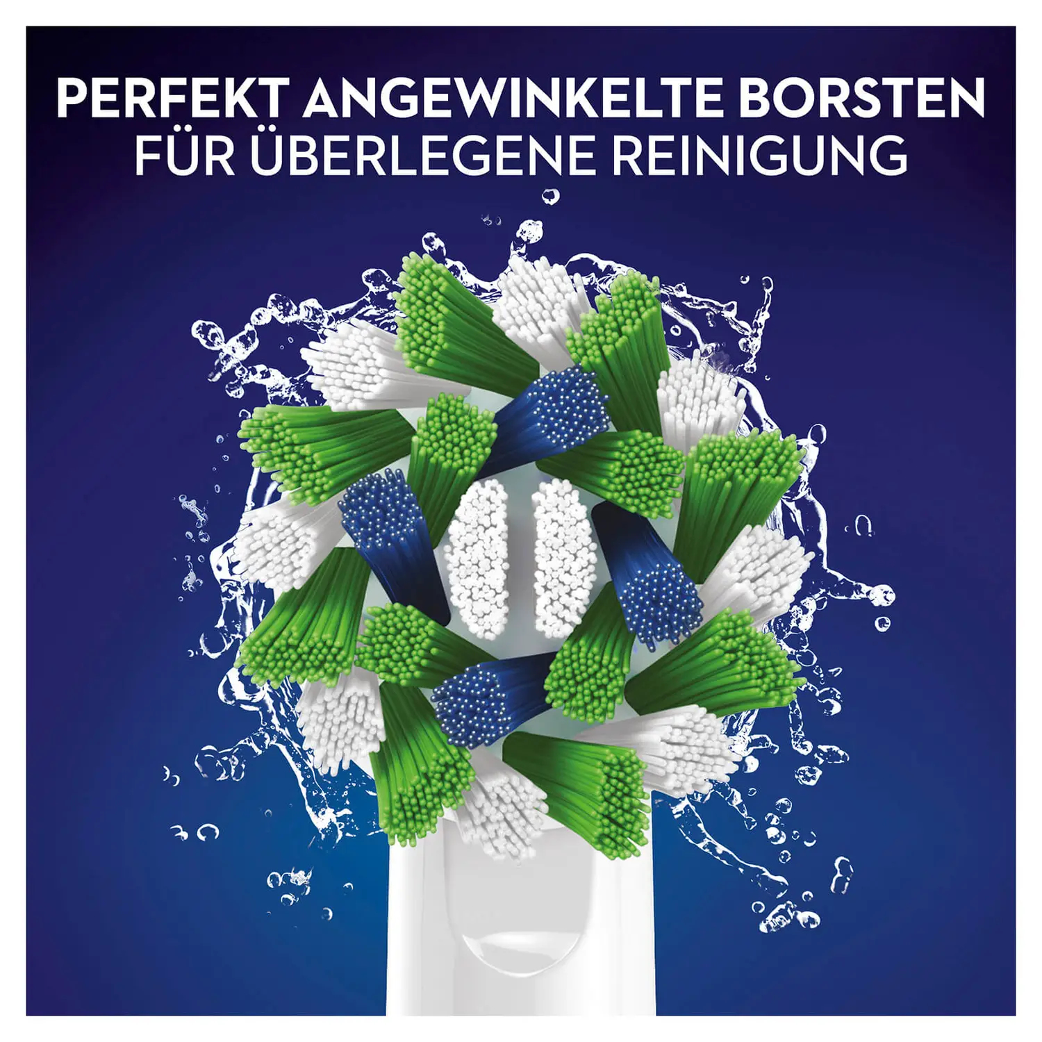 Nahaufnahme des Zahnbürstenkopfes. Grüne, weiße und blaue Borsten in einem Wasserspritzer.