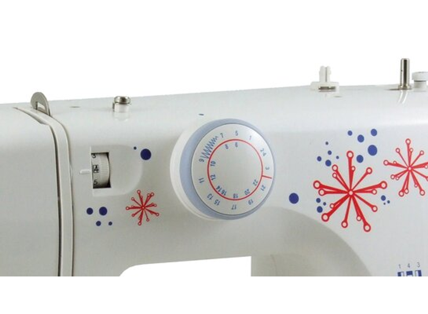 Zbliżenie białej maszyny do szycia z pokrętłami, czerwonymi i niebieskimi wzorami gwiazd oraz igłą.