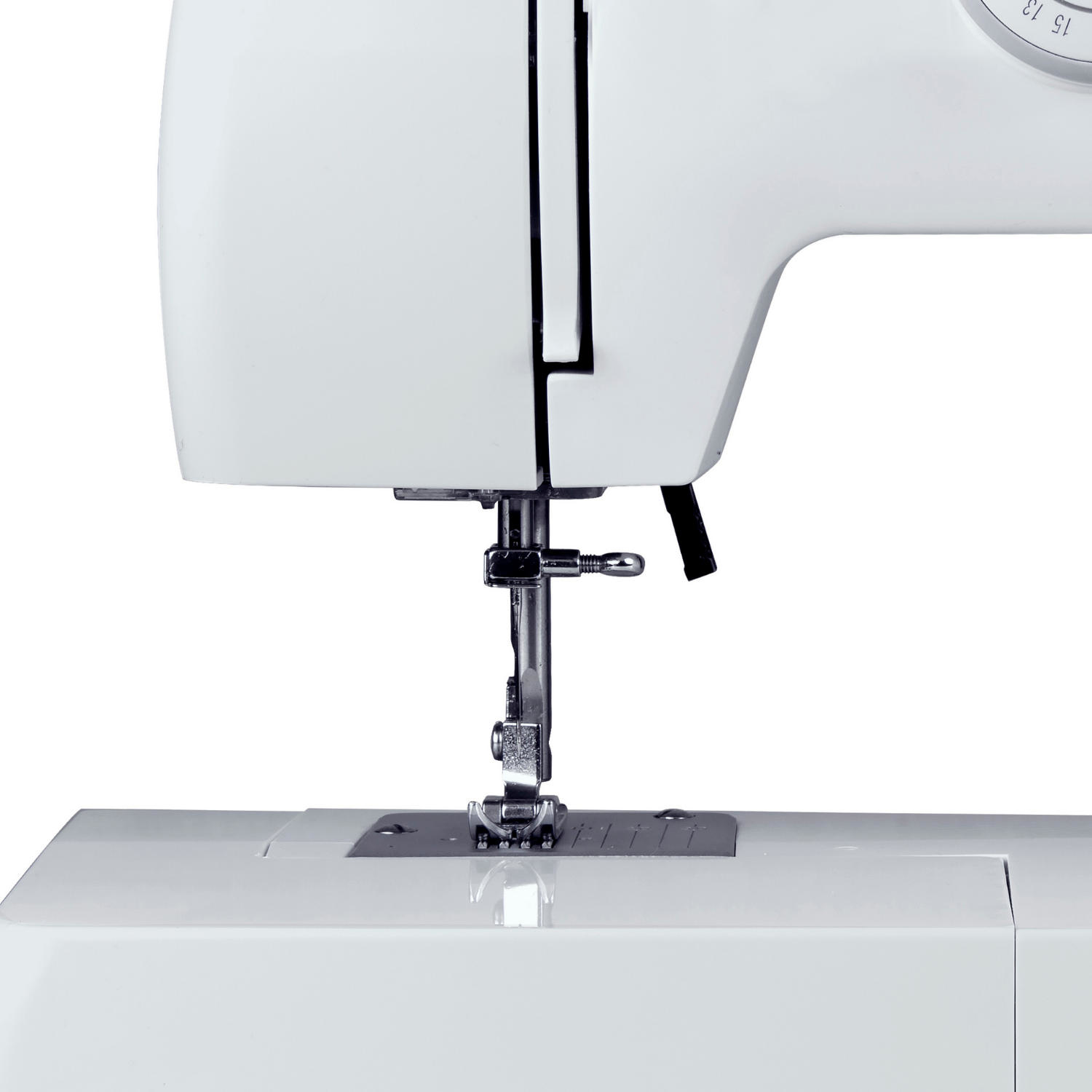 Zbliżenie igły i stopki dociskowej białej maszyny do szycia na białym tle.