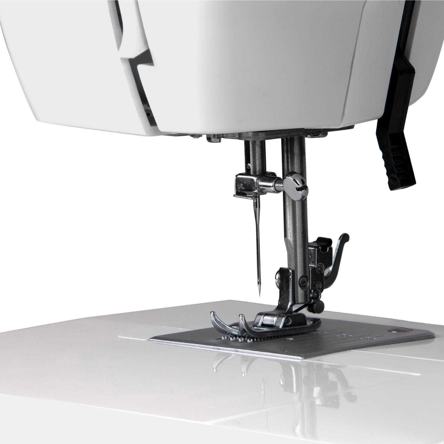 Zbliżenie igły, stopki dociskowej i płytki białej maszyny do szycia na białym tle.