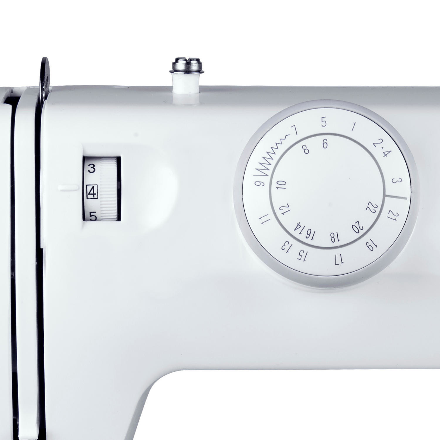 Zbliżenie białej maszyny do szycia z pokrętłami i wskaźnikami numerycznymi na białym tle.