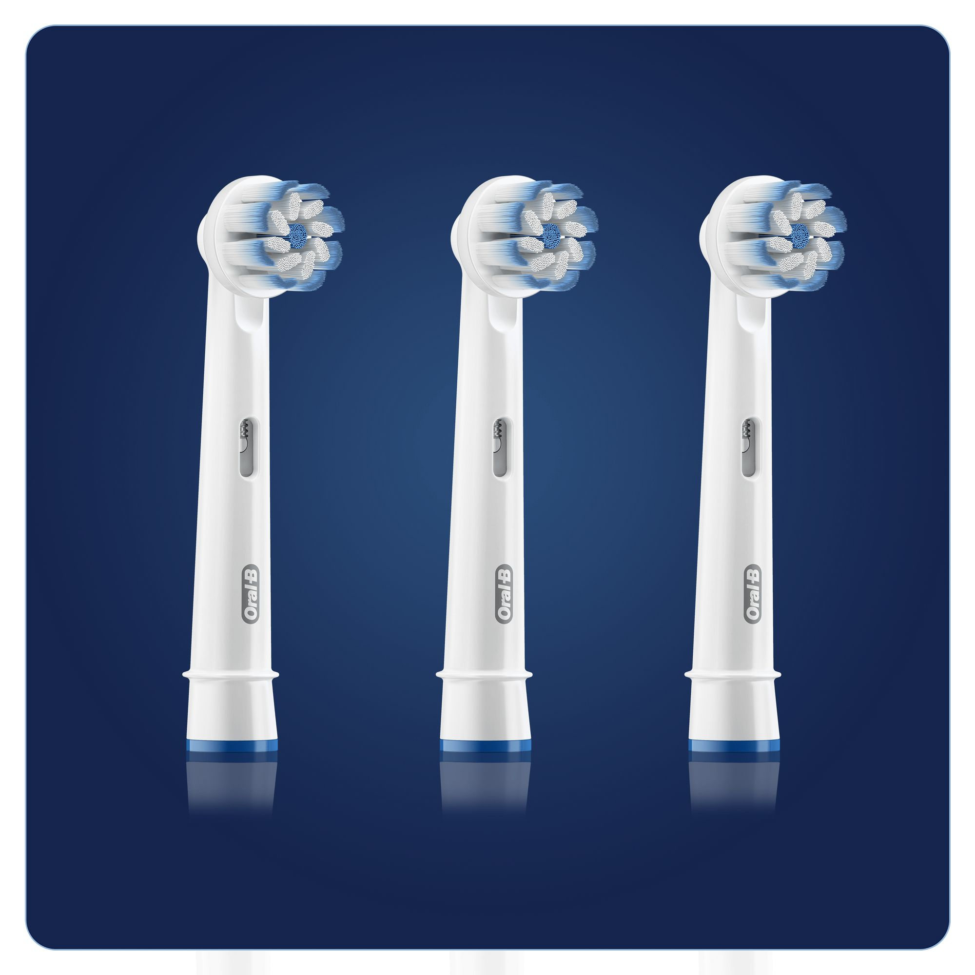 Tres cabezales de cepillo de dientes eléctricos blancos sobre un fondo azul.