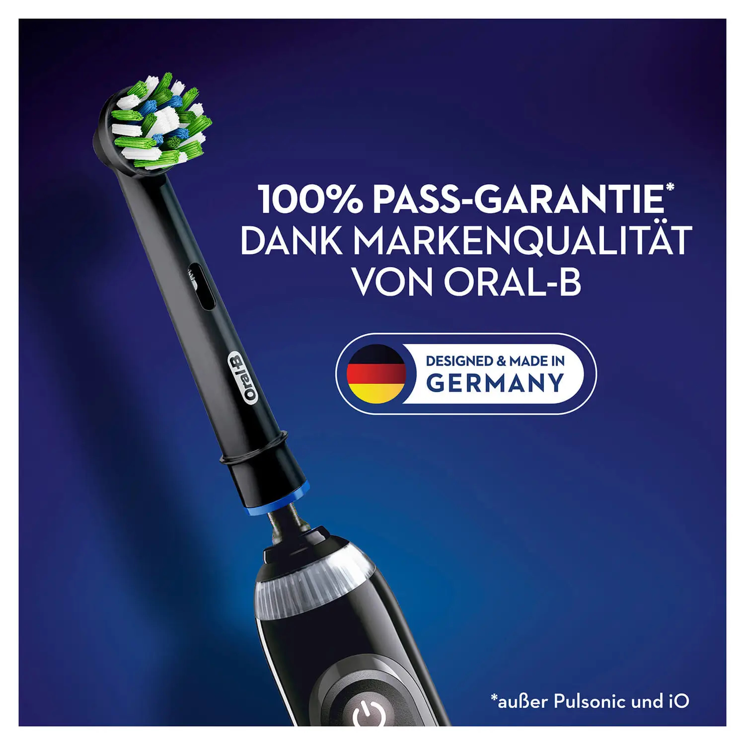 Eine schwarze Zahnbürste mit einem grün-blauen Bürstenkopf. Sie hat ein deutsches Flaggen-Symbol und Text.