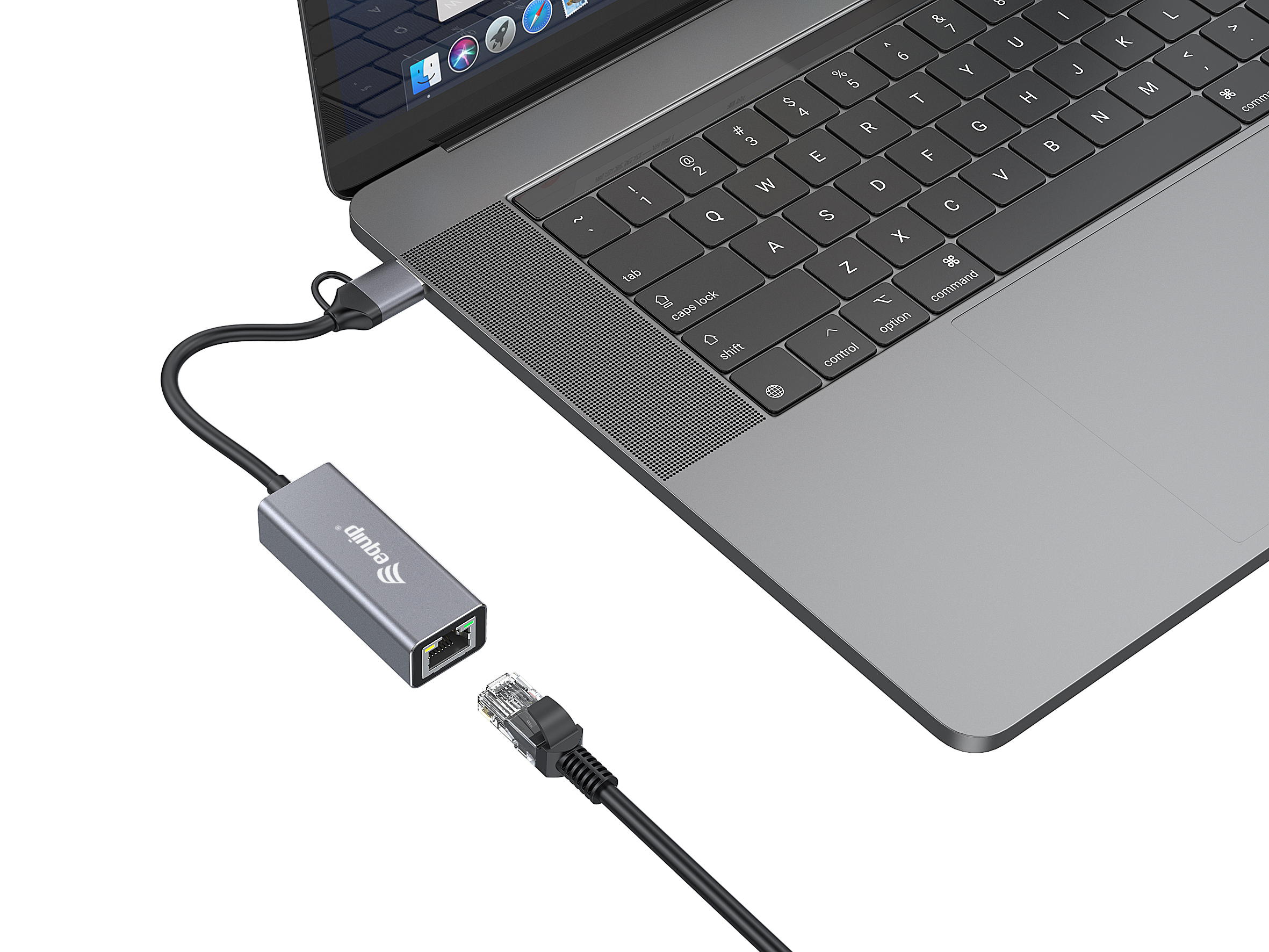 Laptop podłączony do szarego adaptera Ethernet z kablem sieciowym.