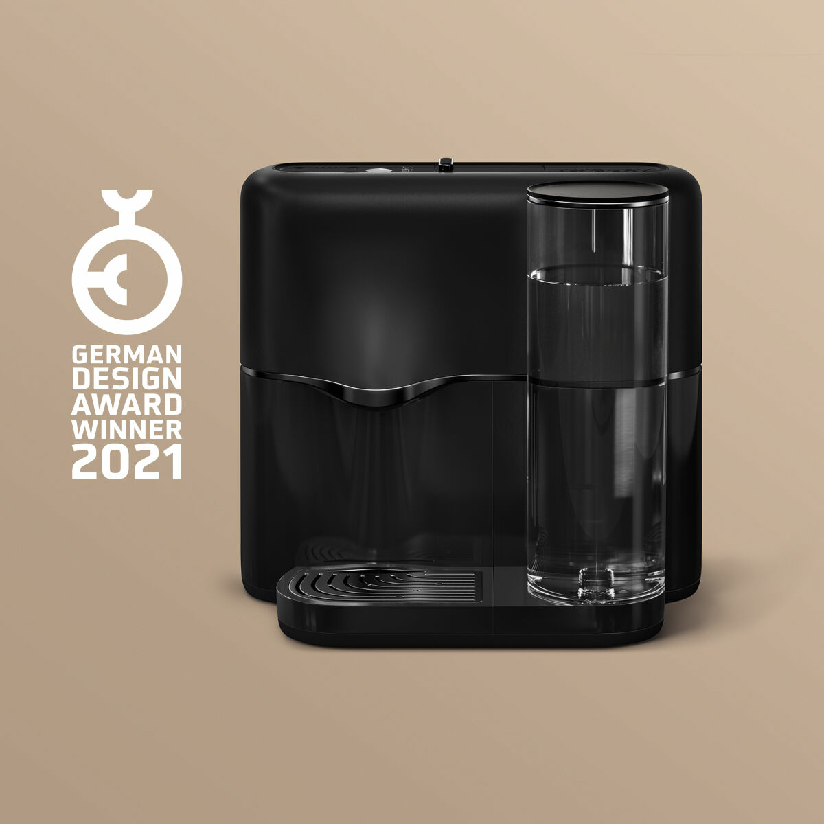 Schwarze Wassermaschine mit Glas Wasser. Logo German Design Award Winner 2021.