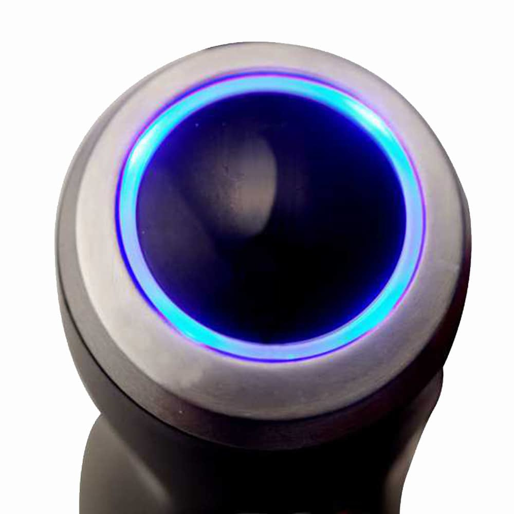 Zbliżenie czarnego urządzenia z niebieskim podświetlanym pierścieniem. Wewnątrz jest ciemno.