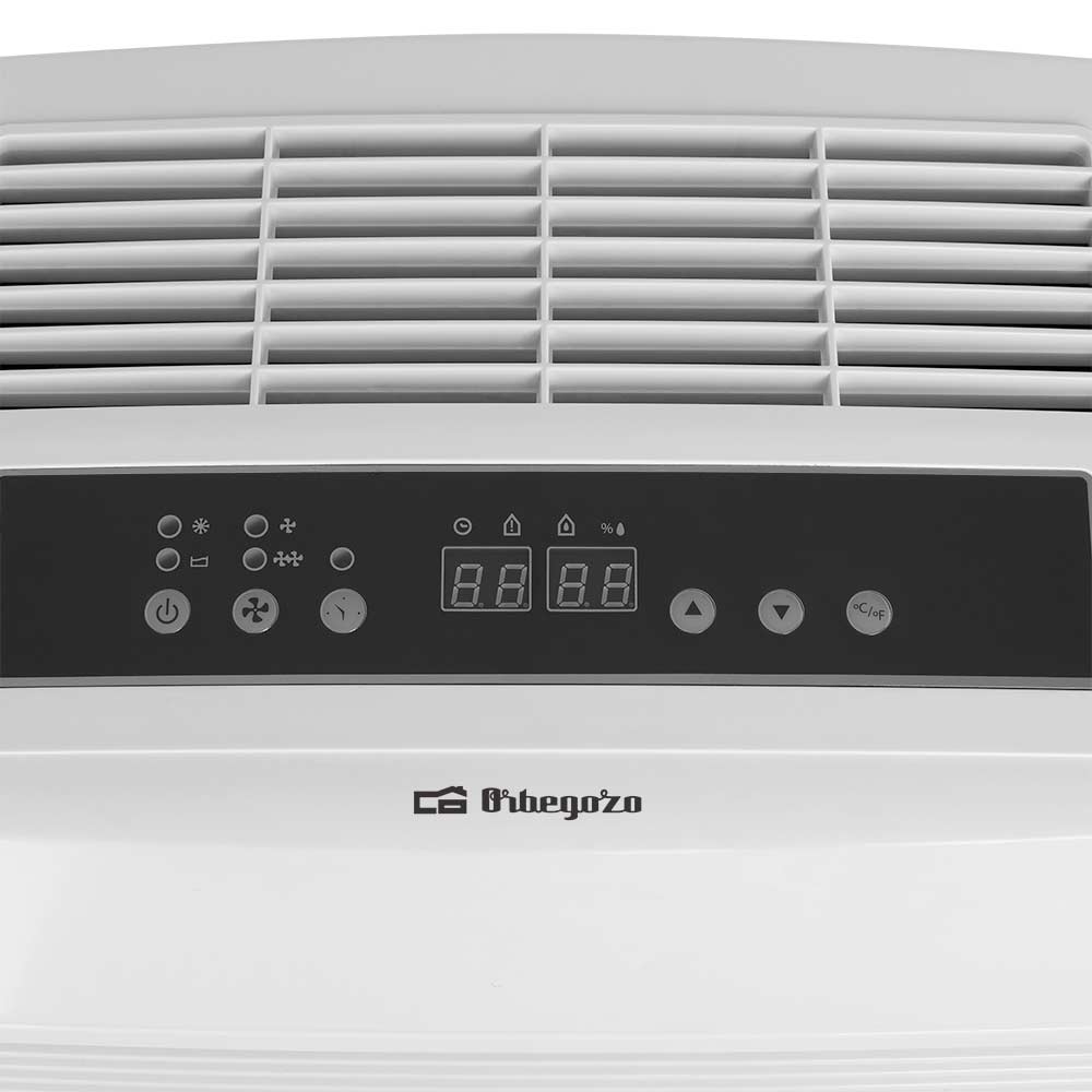 Biały panel sterowania klimatyzacji z cyfrowym wyświetlaczem i różnymi przyciskami sterowania.