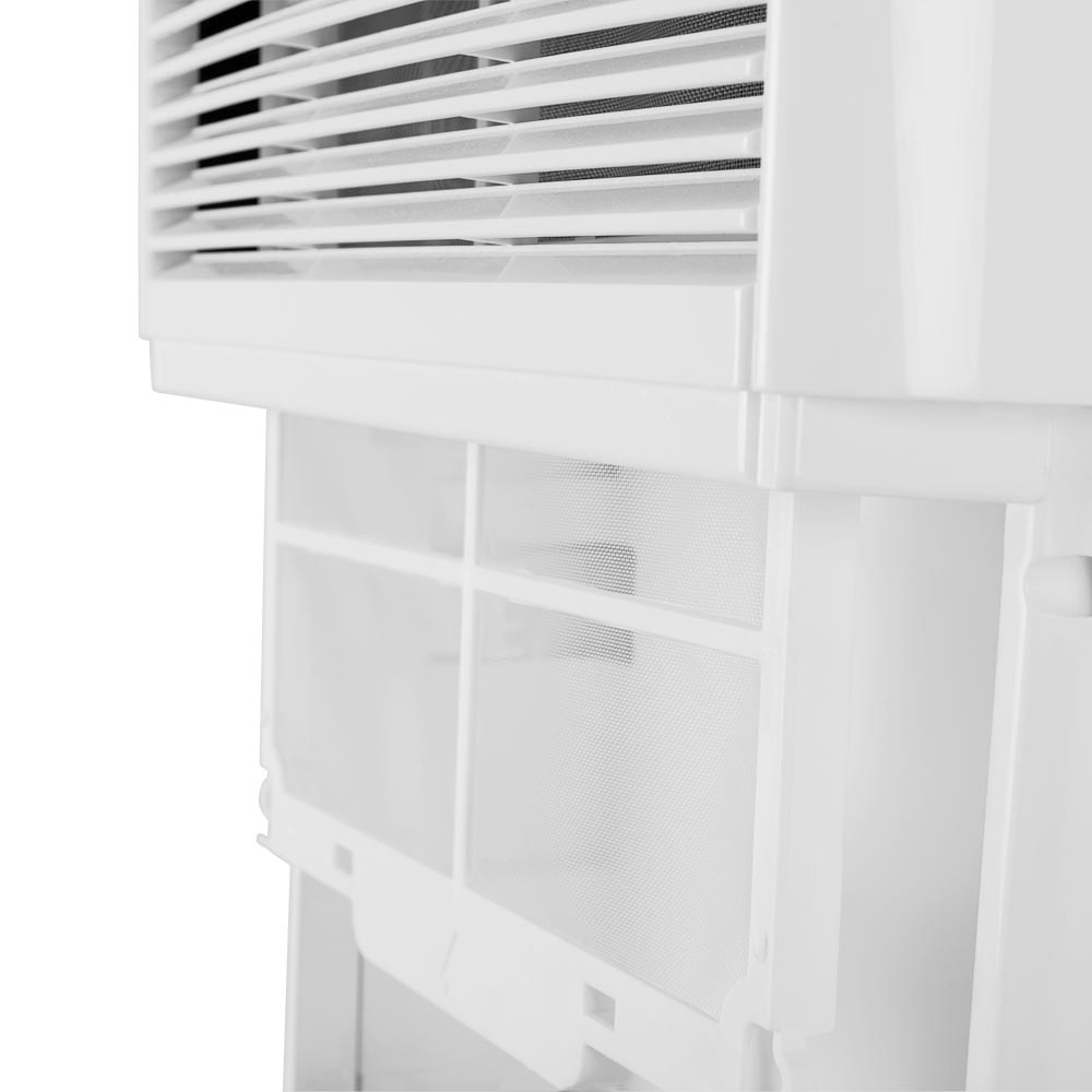 Lodówka z otwartymi drzwiami, wypełniona artykułami spożywczymi.