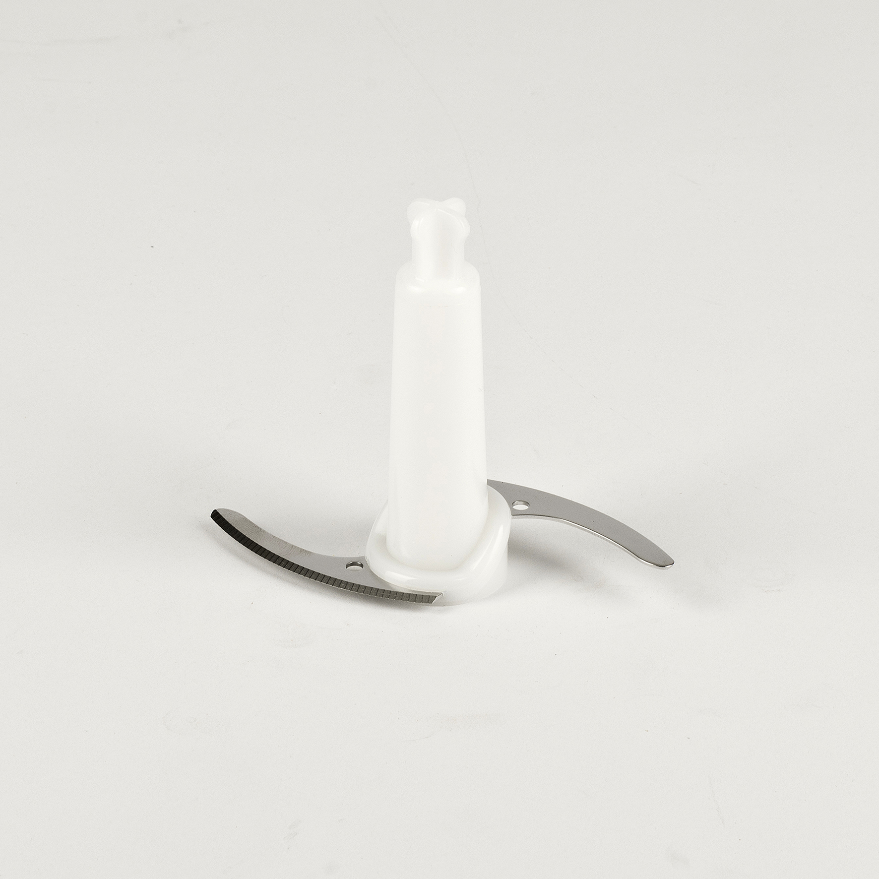 Białe i srebrne ostrze robota kuchennego.